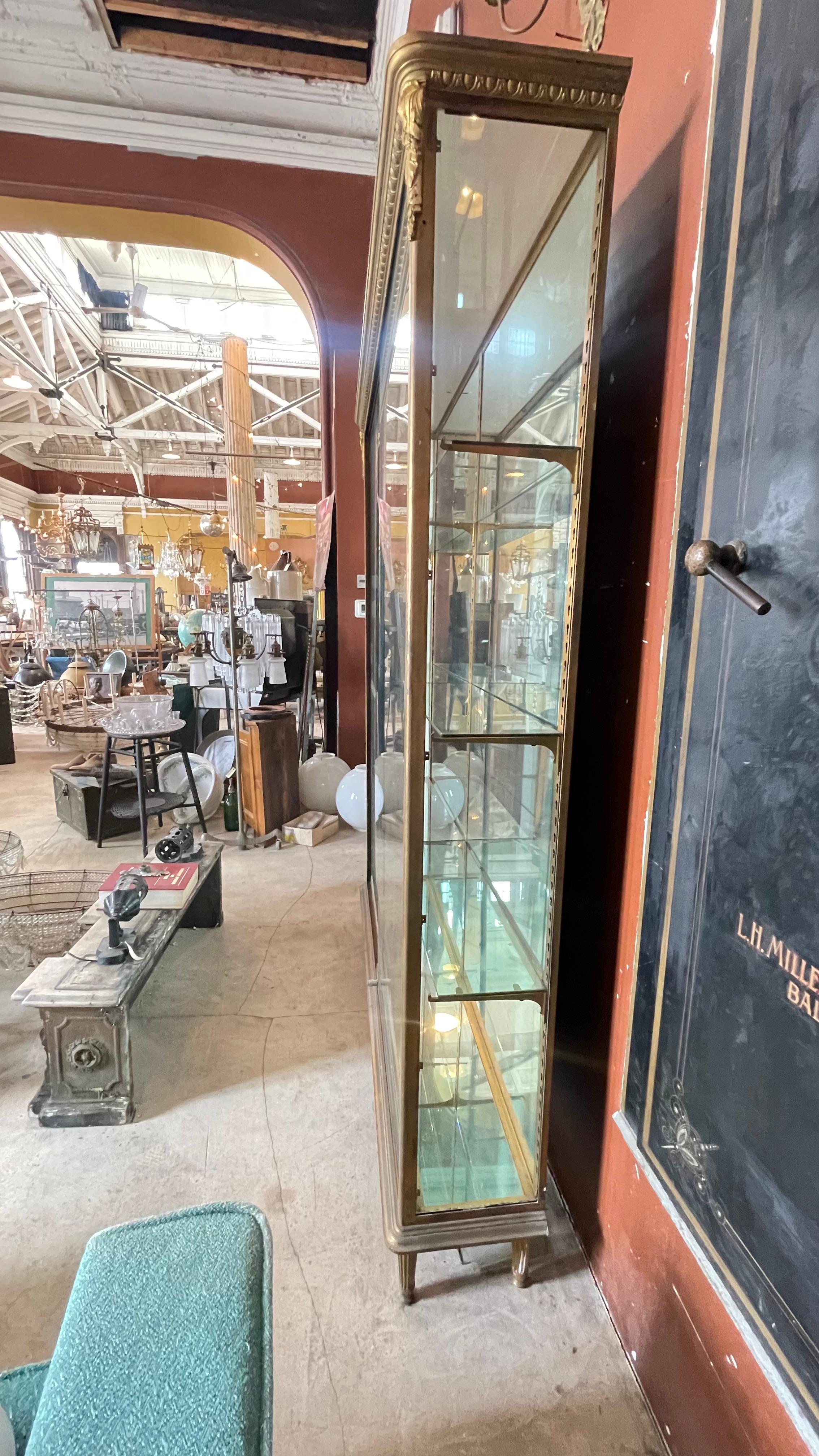 Exceptionnelle vitrine en bronze doré de Siegel Paris Bon état - En vente à Baltimore, MD
