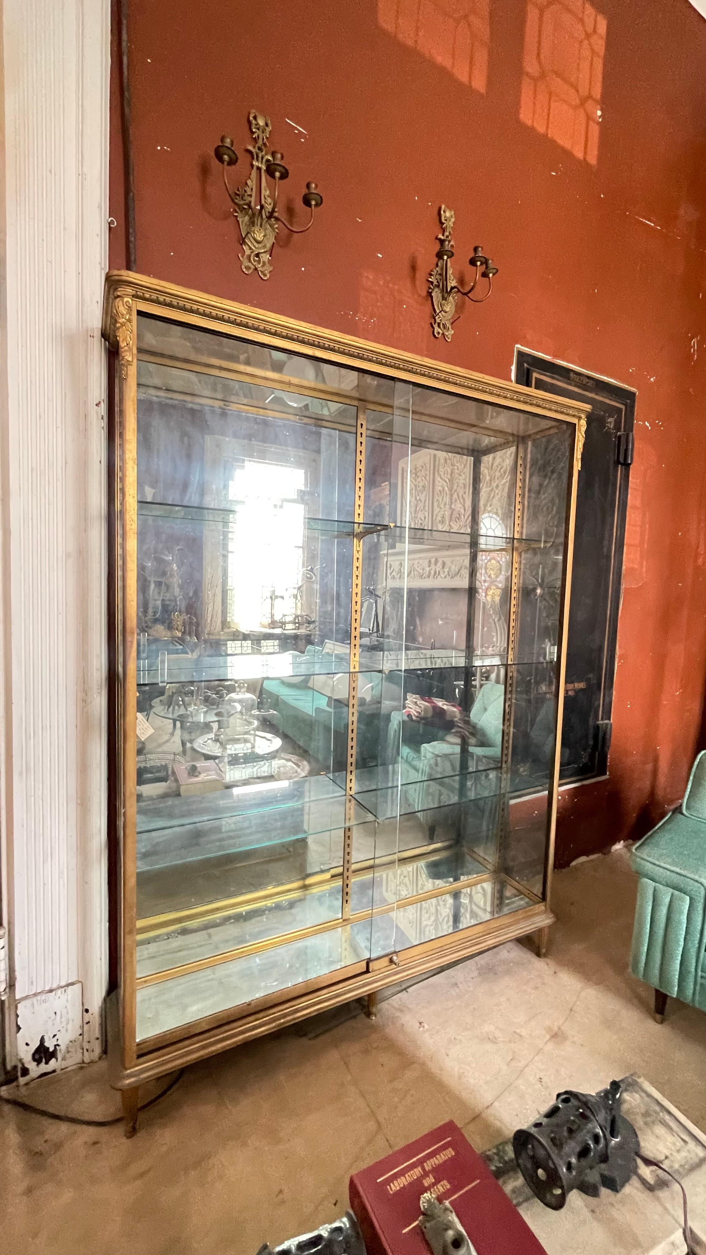 Bronze Exceptionnelle vitrine en bronze doré de Siegel Paris en vente