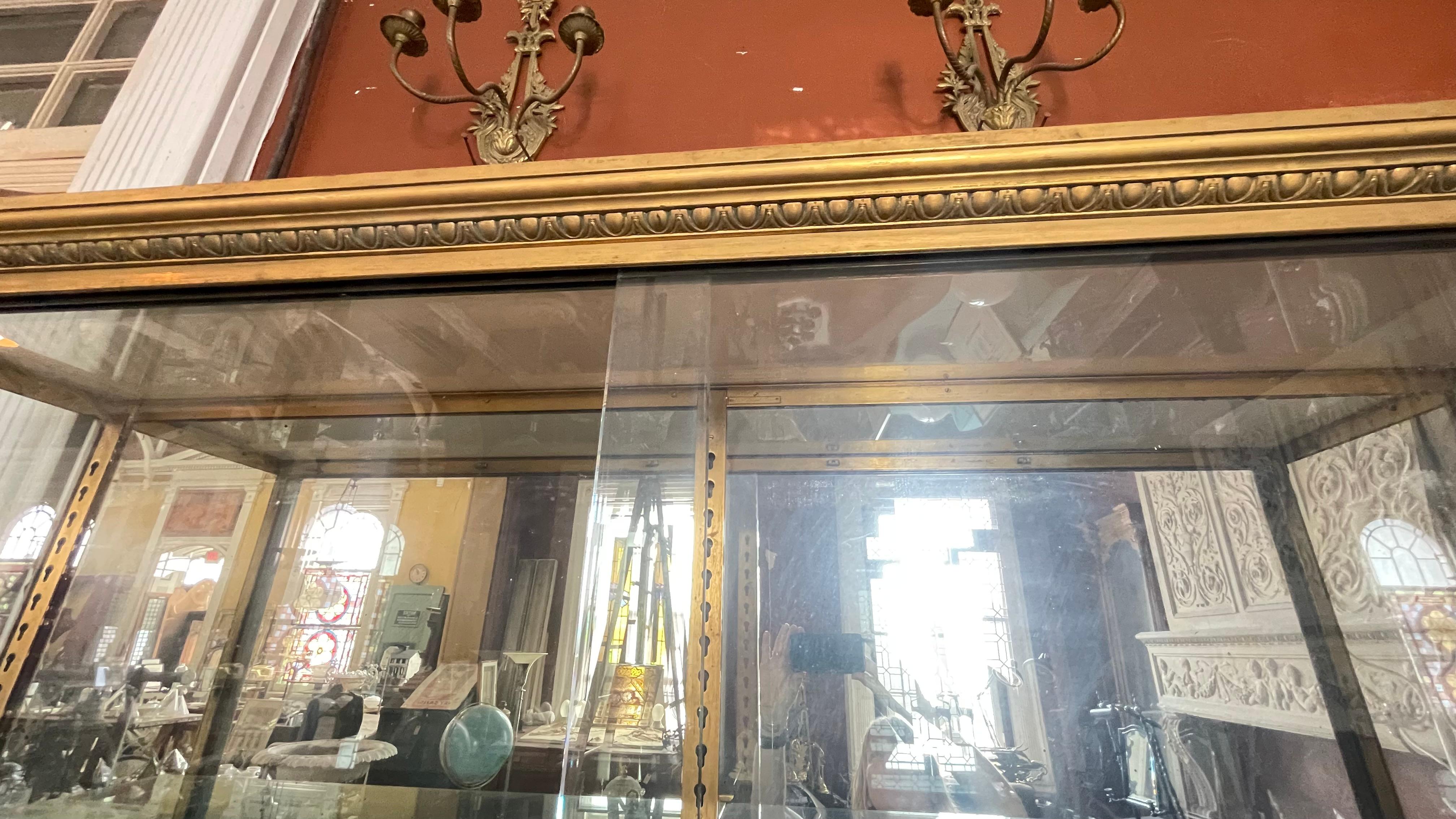 Exceptionnelle vitrine en bronze doré de Siegel Paris en vente 1
