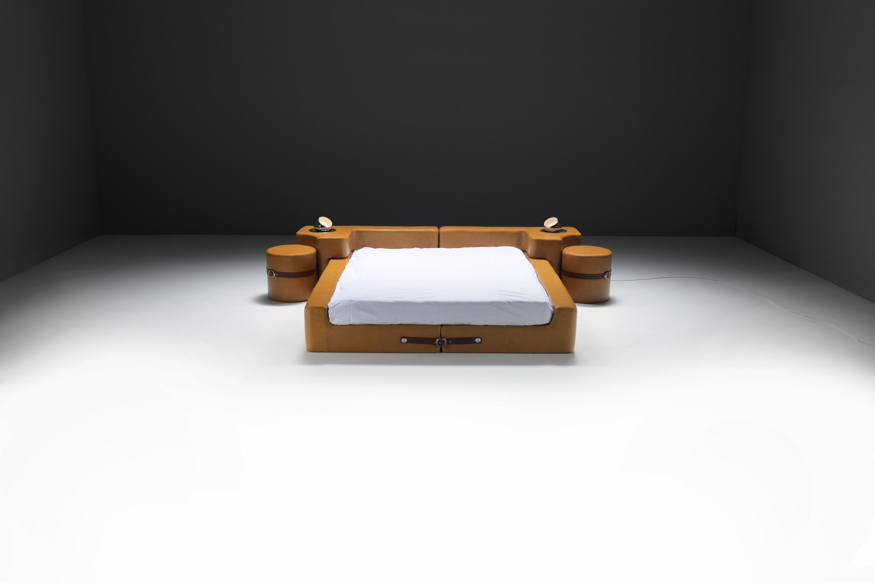 
Guido Faleschini per Mariani, letto Queen Tucroma 'Collection'S con comodini e sgabelli, Italia, 1975 ca.
Letto con struttura in pelle Nature Cognac e sgabelli rotondi integrati.

L'armadio rotante abbinato è disponibile ma non è incluso nel