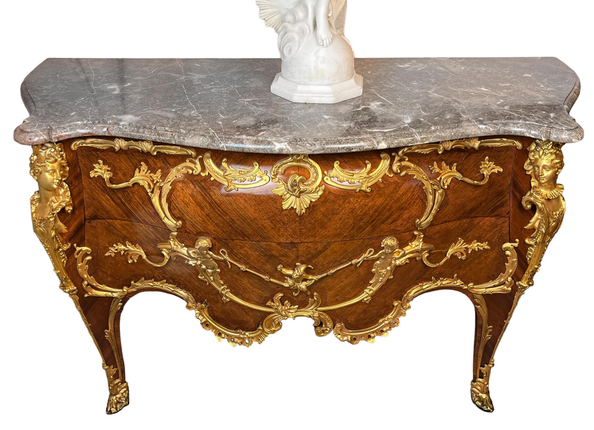 Creatore: Attribuito a Joseph-Emmanuel Zwiener
Data: Fine del XIX secolo
Dimensioni: 39(H) x 62(W) x 24(D) pollici

Ispirata a Charles Cressent, questa deliziosa cassettiera in palissandro presenta il tema sempre più diffuso delle buffonate delle