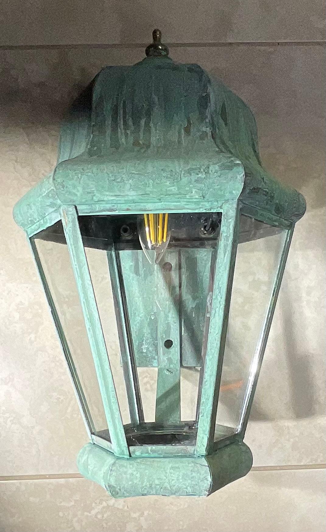 Exceptional Single Vintage Solid Brass Wall Lantern In Good Condition For Sale In Delray Beach, FL