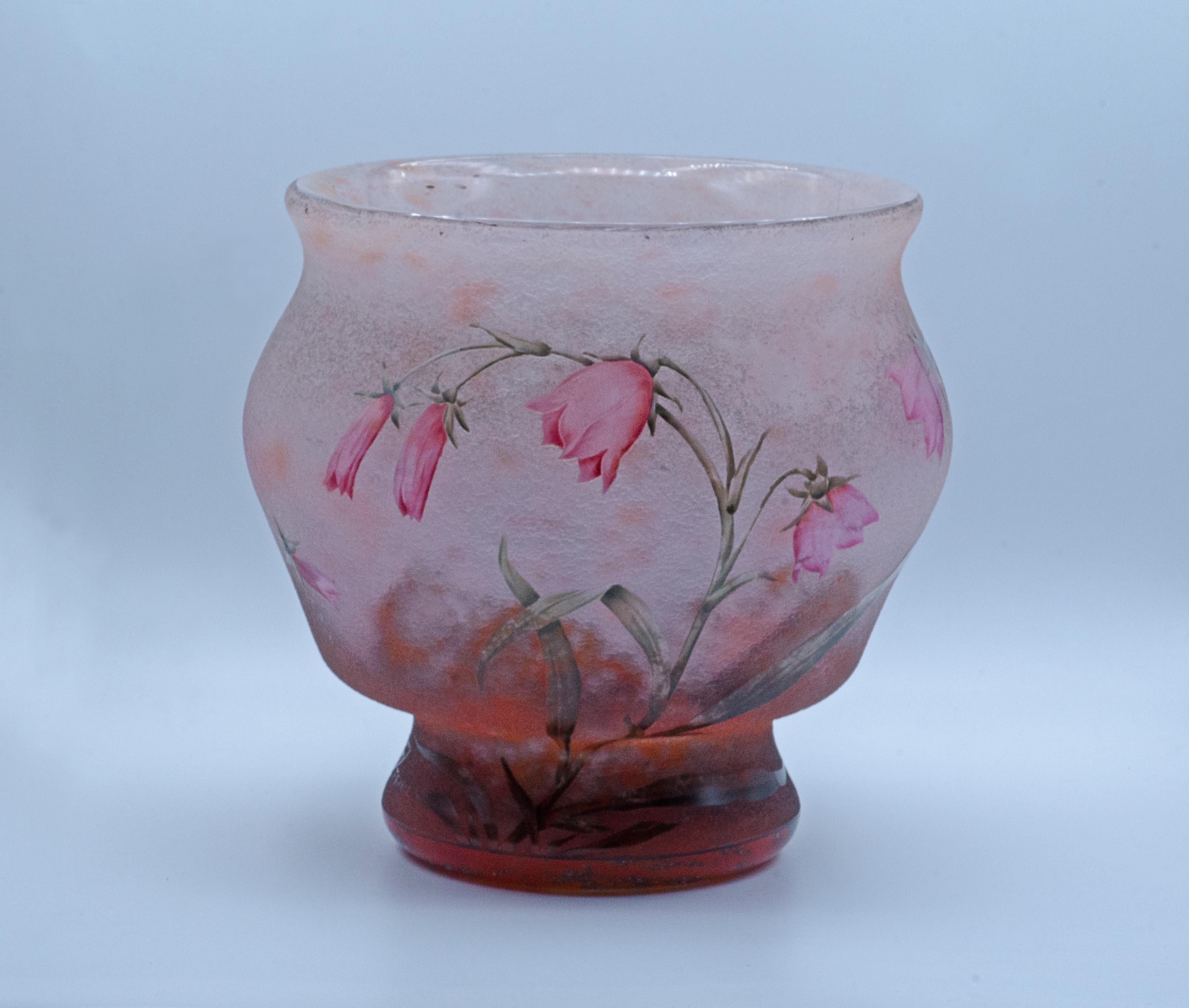 Außergewöhnliche kugelförmige Vase mit weit ausgestelltem Hals aus geräuchertem und mattiertem transparentem Glas.

