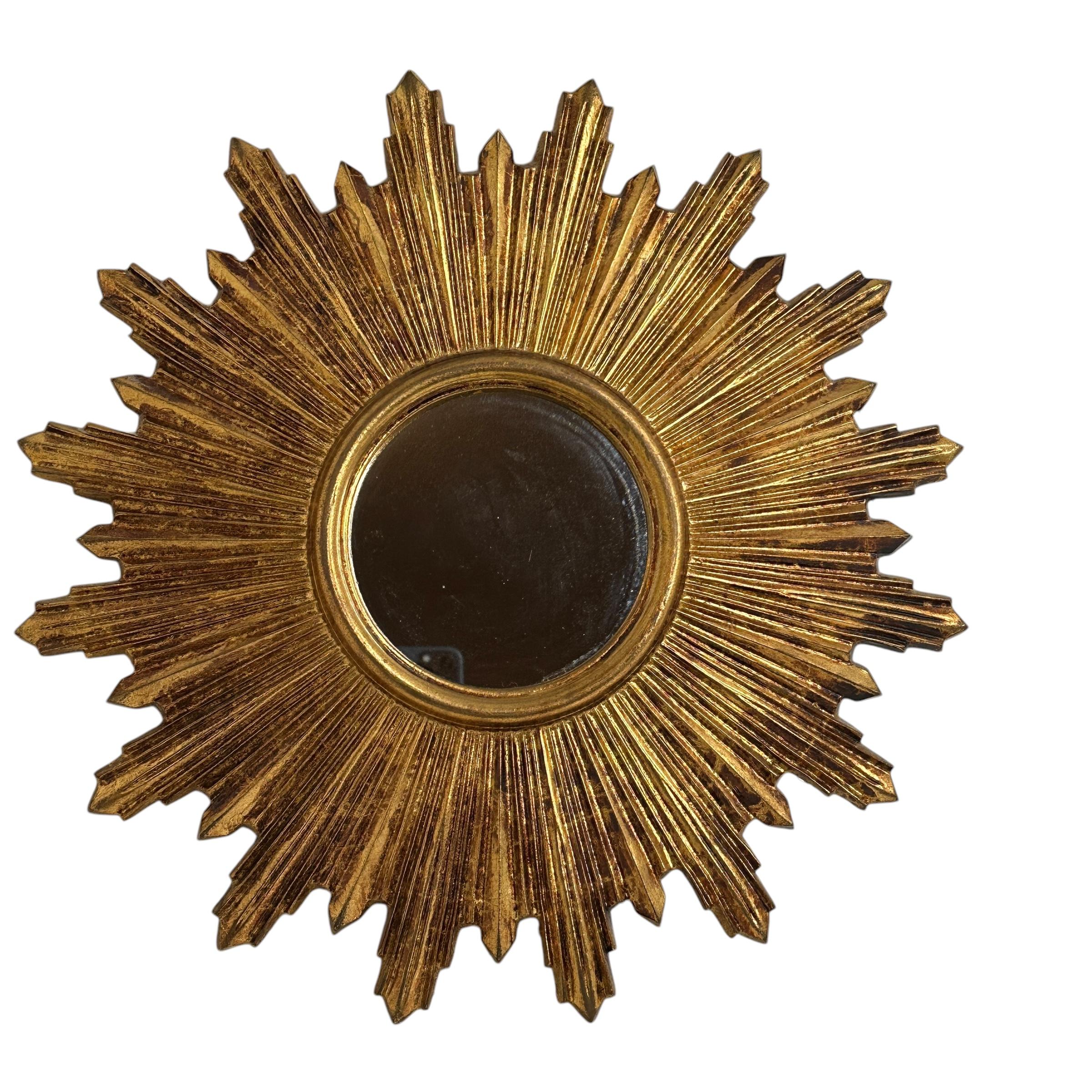 Ein wunderschöner flacher Spiegel mit Starburst-Sonnenschliff. Hergestellt aus vergoldetem Holz. Keine Chips, keine Risse, keine Reparaturen. Es misst ca.: 17