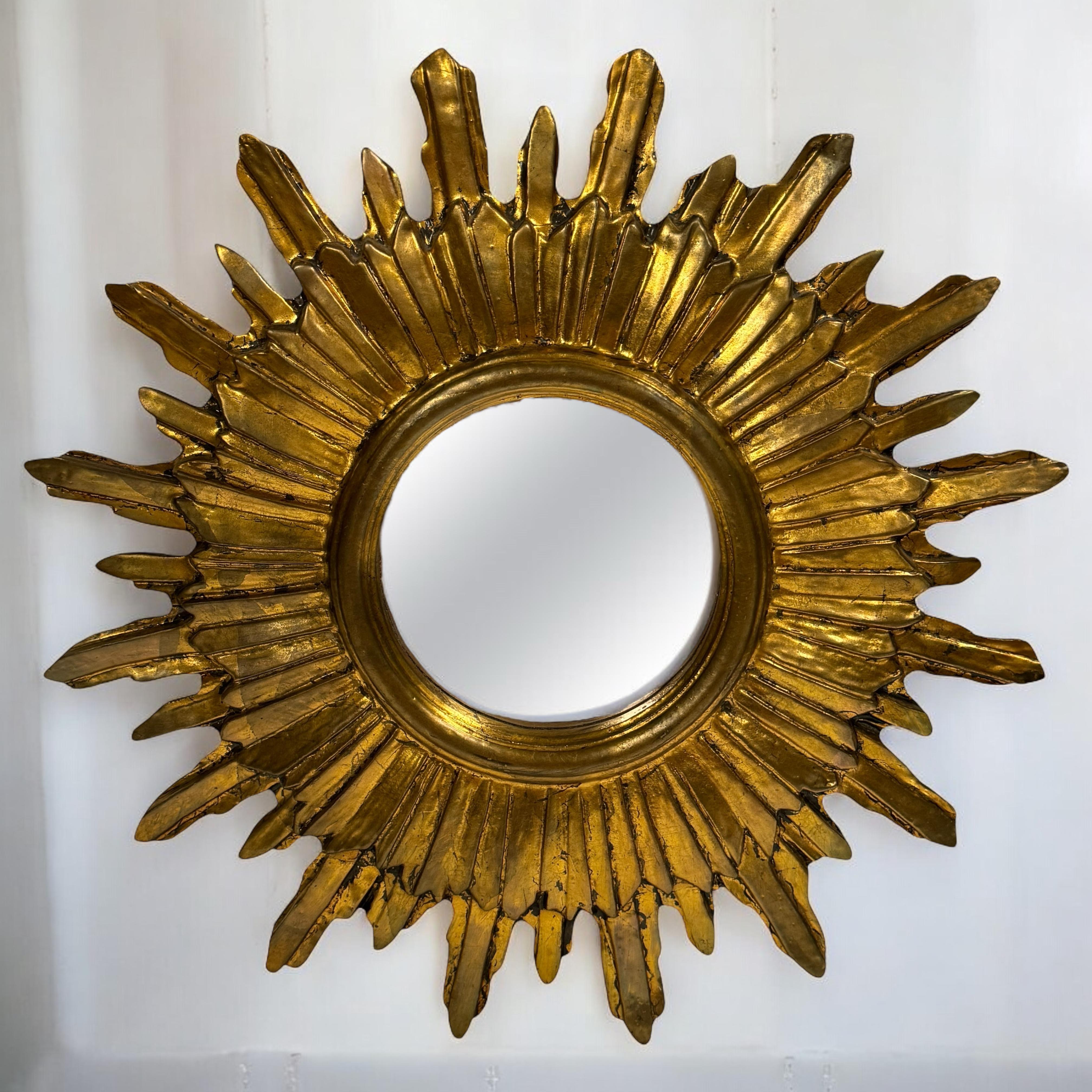 Uno splendido specchio piatto a raggiera stellato. Realizzato in legno dorato. Nessuna scheggiatura, nessuna crepa, nessuna riparazione. Misura circa 20,25
