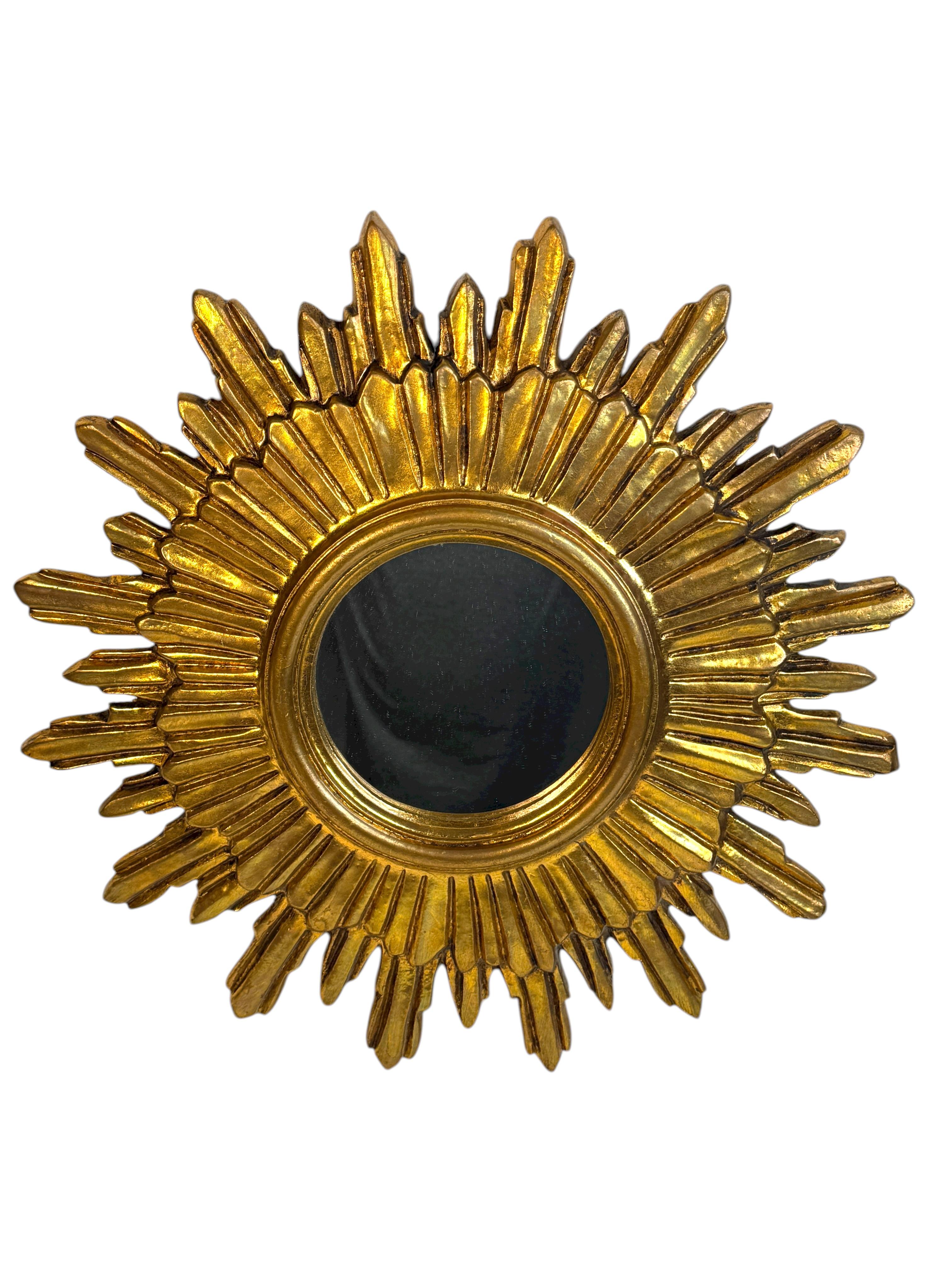 Miroir en bois doré en forme d'étoile - Allemagne, milieu du 20e siècle

Un magnifique miroir en forme d'étoile ou de soleil, fabriqué en bois doré, qui met en valeur le design radieux du milieu du siècle. Les magnifiques rayons richement sculptés