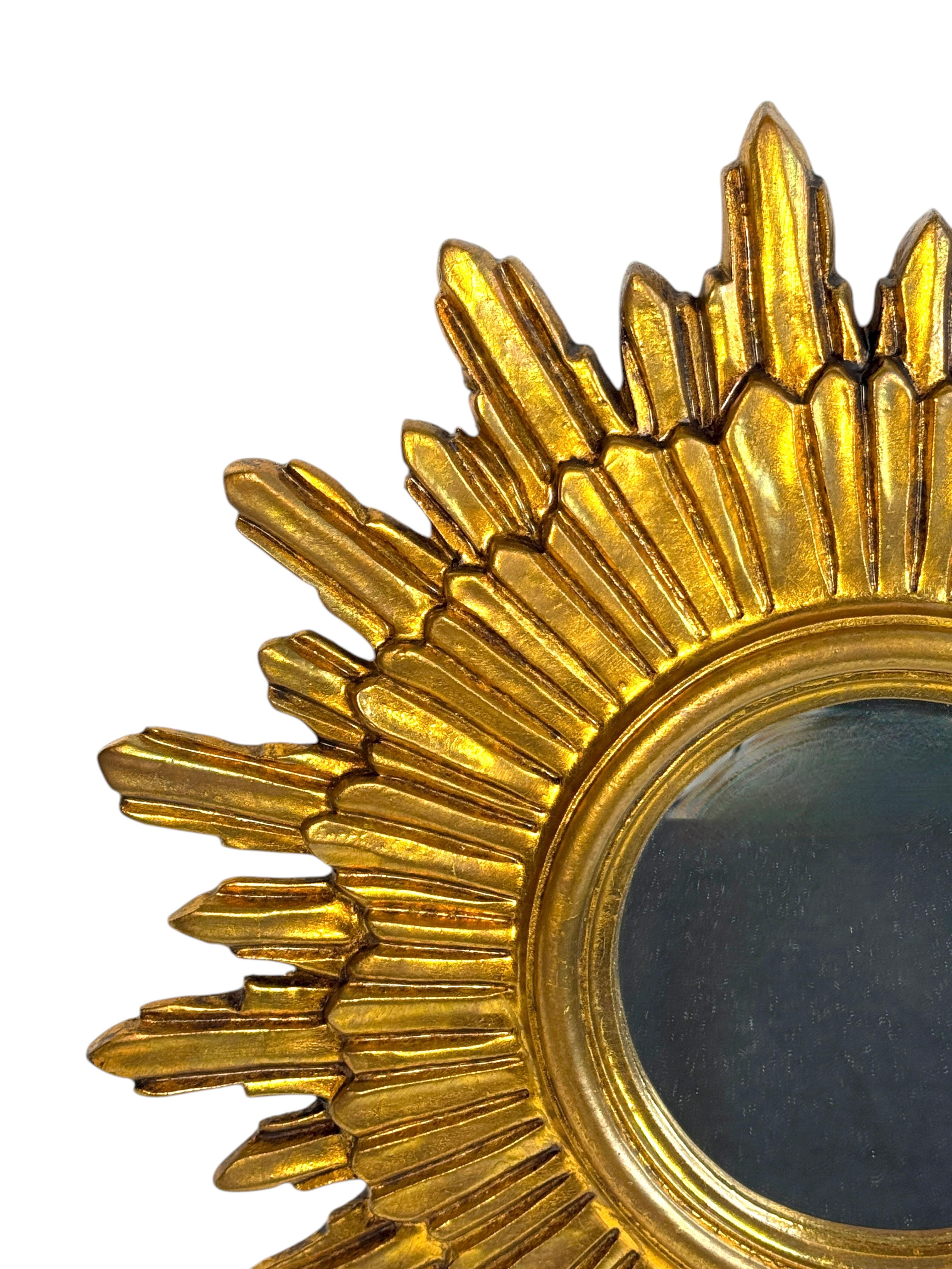 Hollywood Regency Exceptionnel miroir en bois doré en forme d'étoile, Allemagne vers les années 1950. en vente