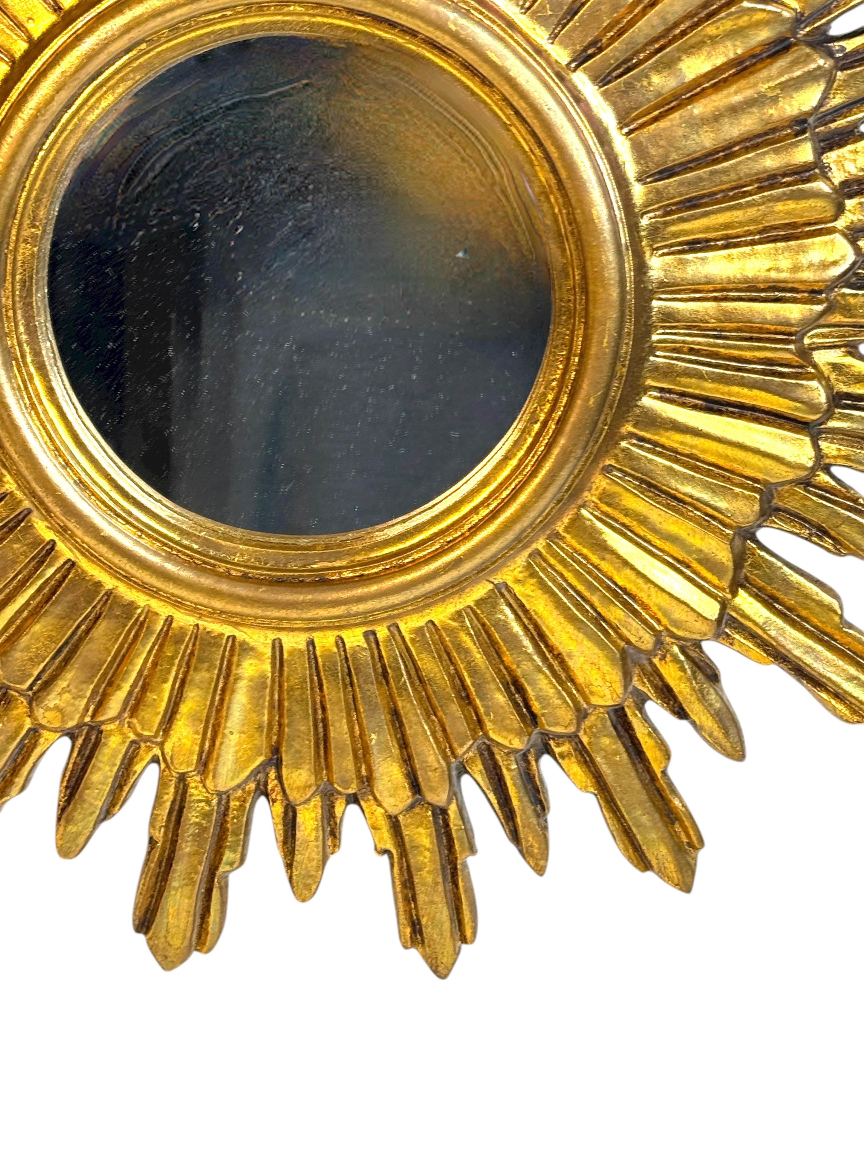 Doré Exceptionnel miroir en bois doré en forme d'étoile, Allemagne vers les années 1950. en vente