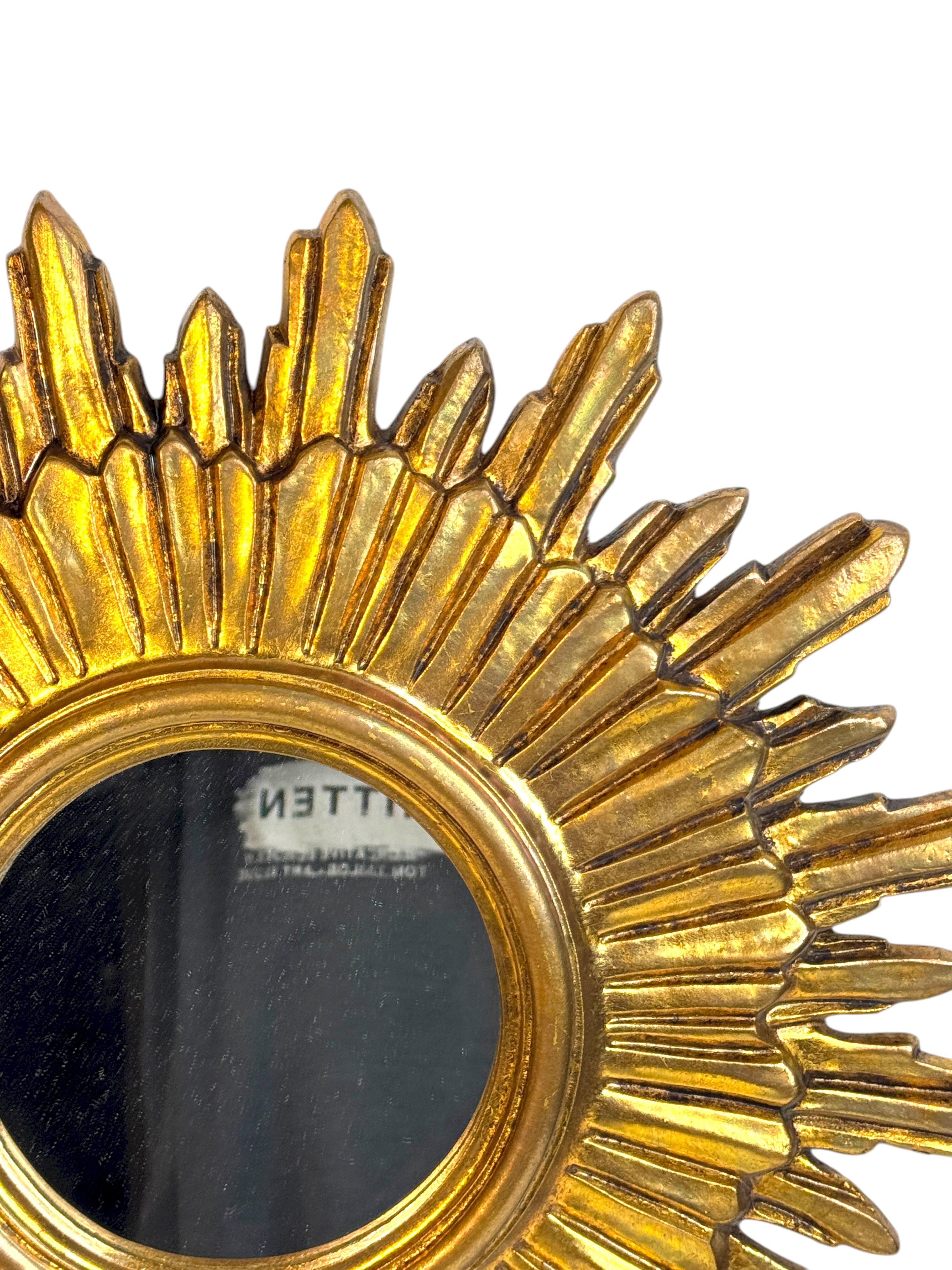 Milieu du XXe siècle Exceptionnel miroir en bois doré en forme d'étoile, Allemagne vers les années 1950. en vente