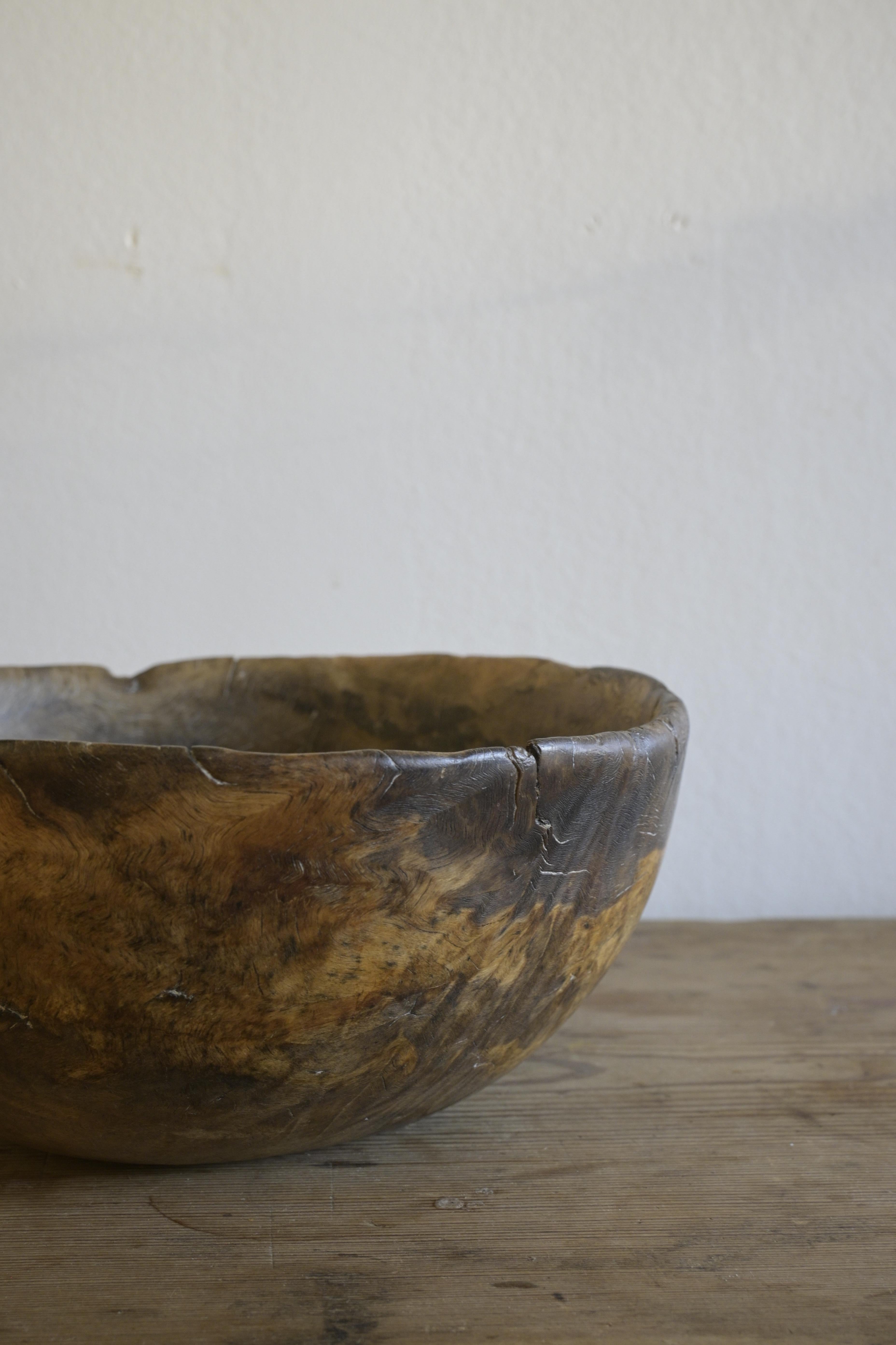 Exceptional Swedish birch burl Bowl ca 1750 In Good Condition For Sale In Farsta, SE