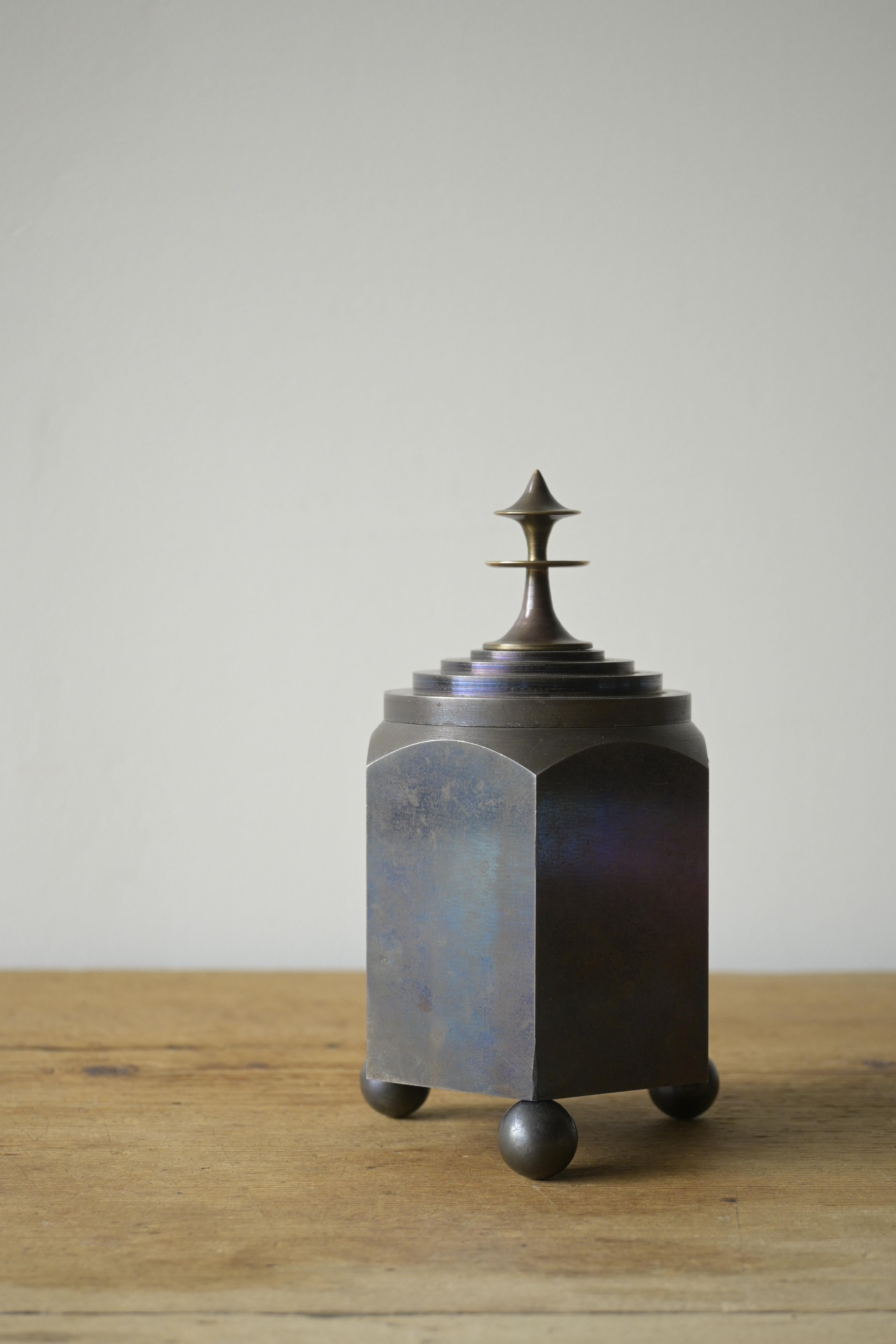 Exceptionnelle boîte suédoise en acier bleu, 1920-1930

Des lignes épurées et des formes Art déco audacieuses, avec un bouton en laiton.
L'ensemble de la boîte est magistralement travaillé au tour dans l'acier, avec un poids substantiel.

Un exemple