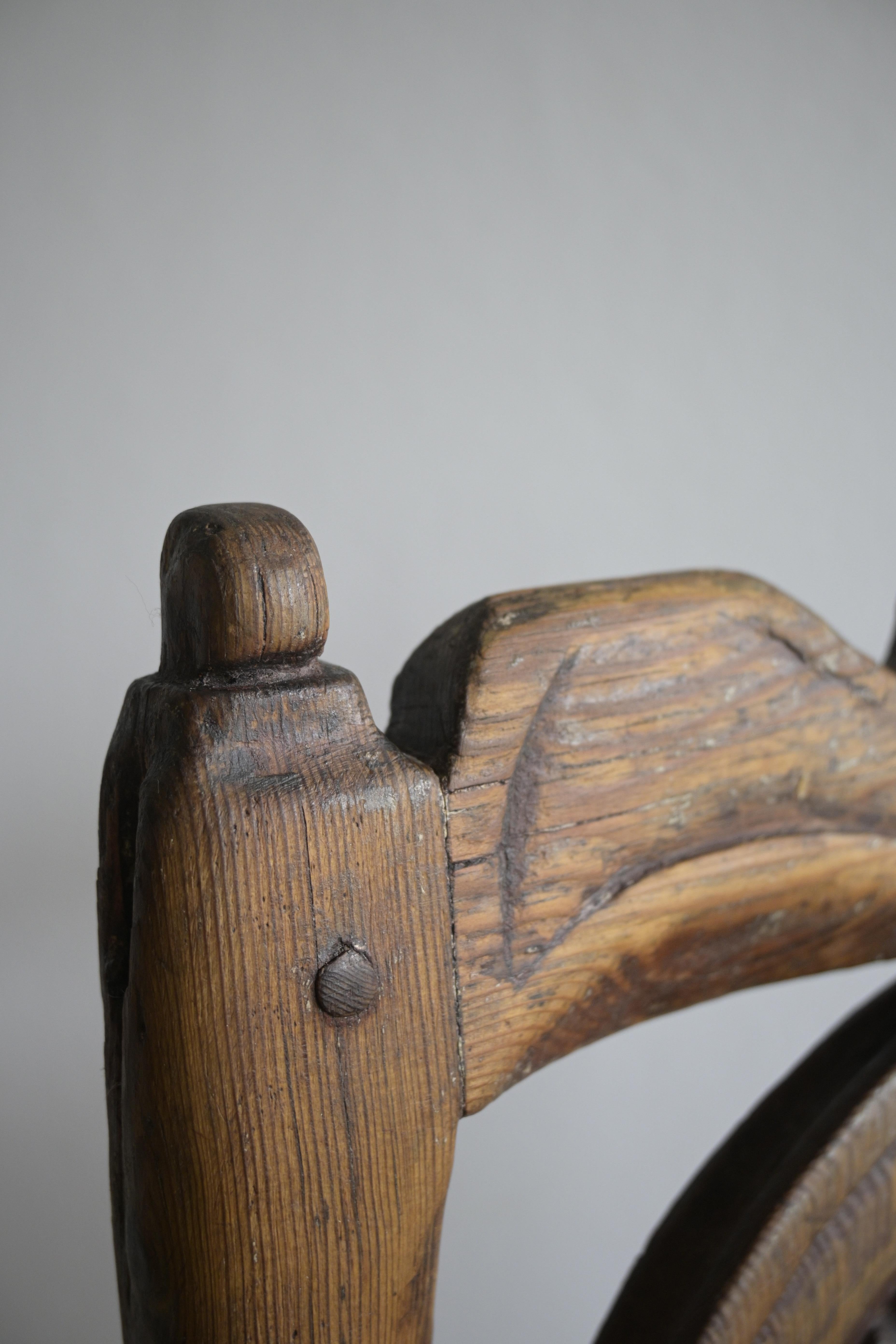 Pin Exceptionnelle chaise suédoise d'art populaire vers 1790 en vente