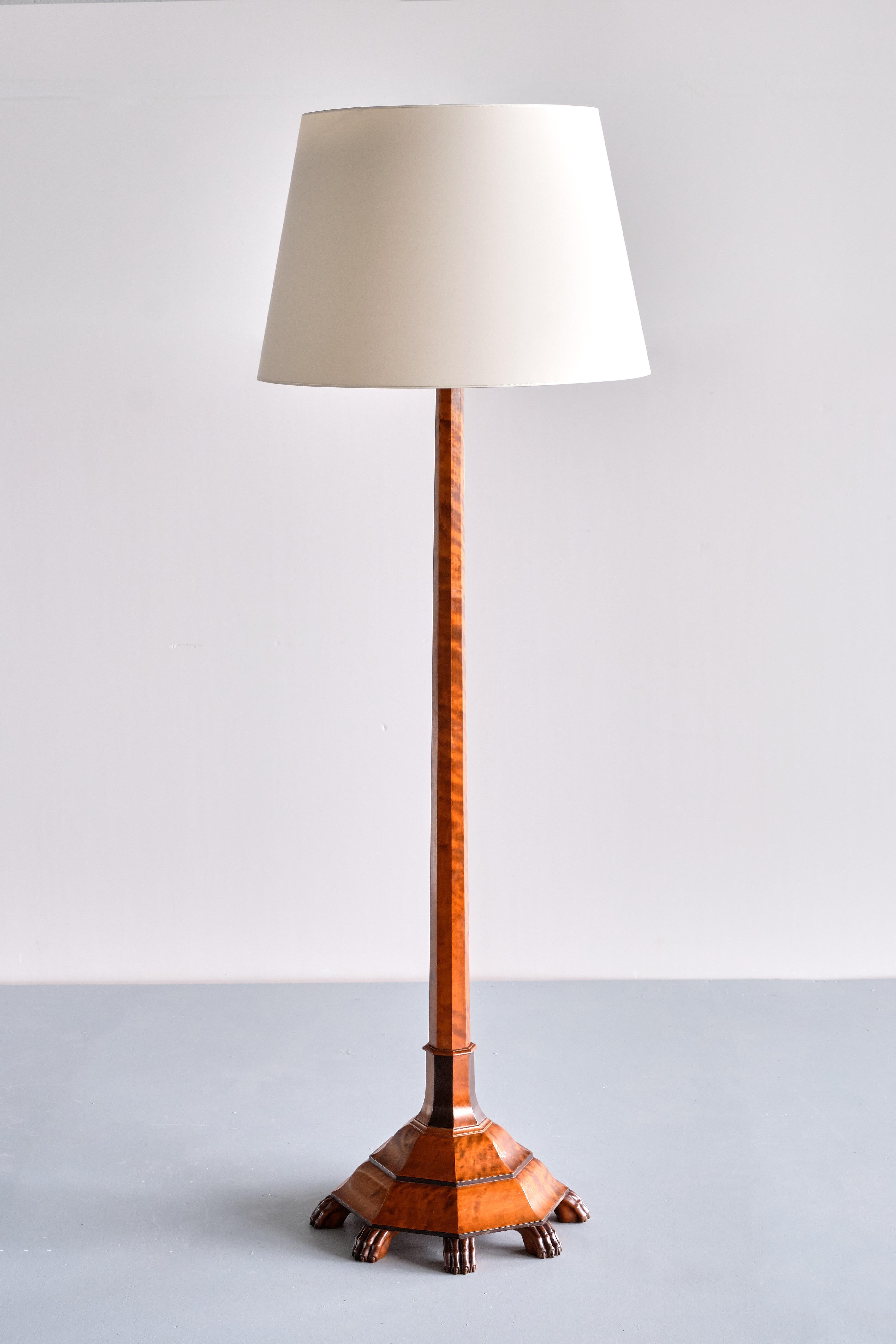 This striking floor lamp was produced in Sweden in the mid-1920s. The elegant design is exemplary for the Swedish Grace style with its combination of the architectural octagonal pattern and (neo)classical details. In the 1920s a young and talented