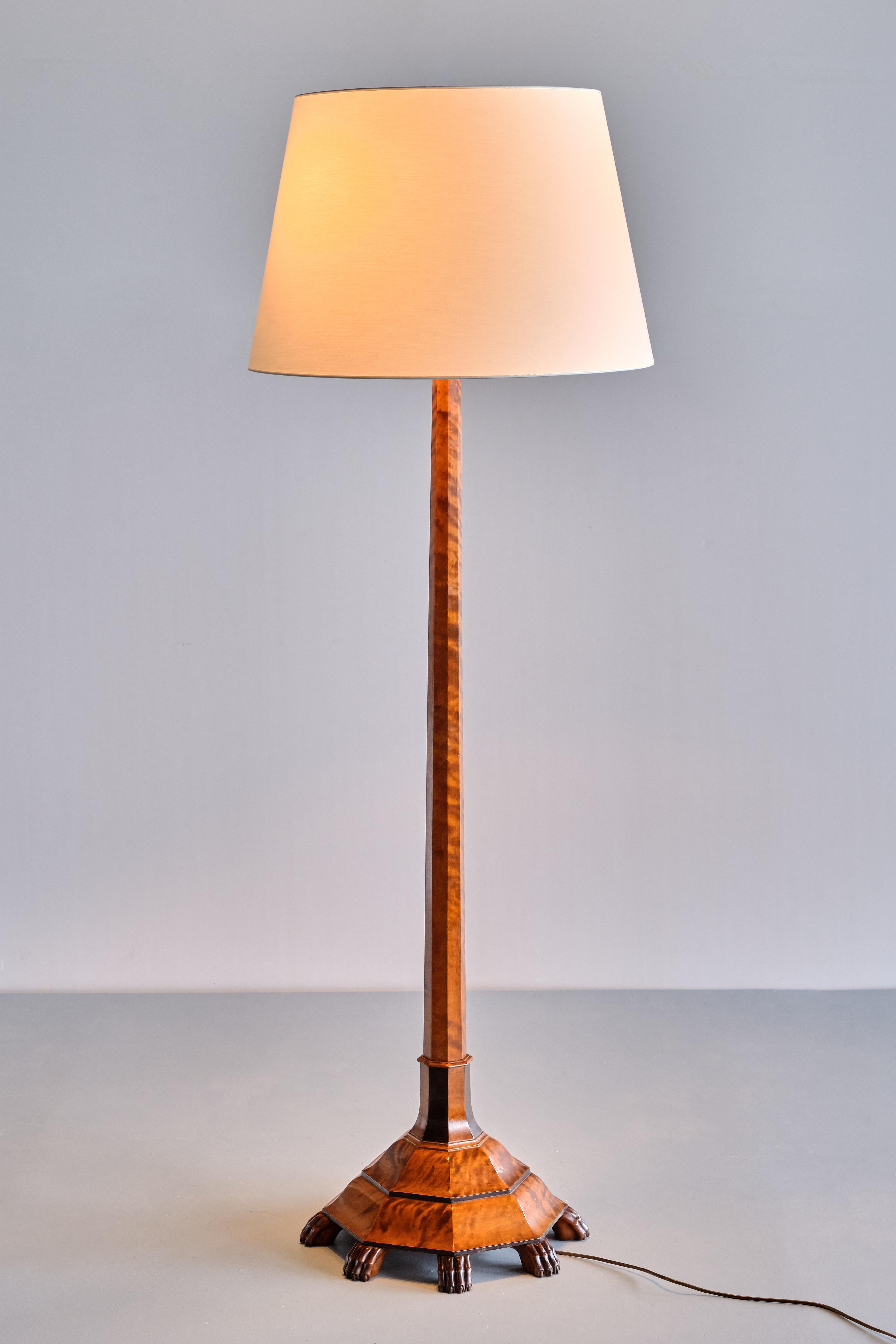 Exceptional Swedish Grace Floor Lamp in Birch with Carved Paw Feet, 1920s In Good Condition For Sale In The Hague, NL