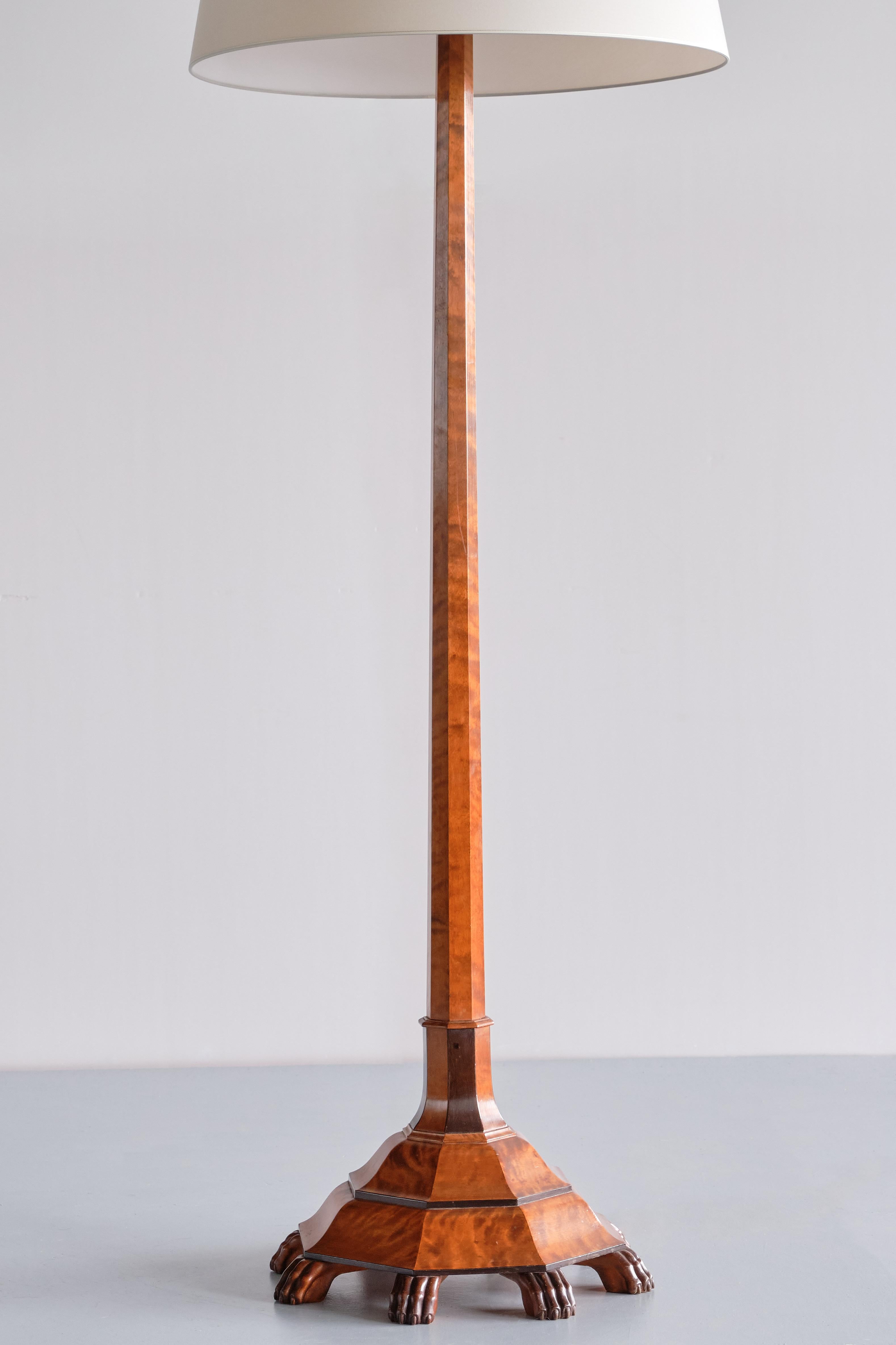 Early 20th Century Exceptional Swedish Grace Floor Lamp in Birch with Carved Paw Feet, 1920s For Sale