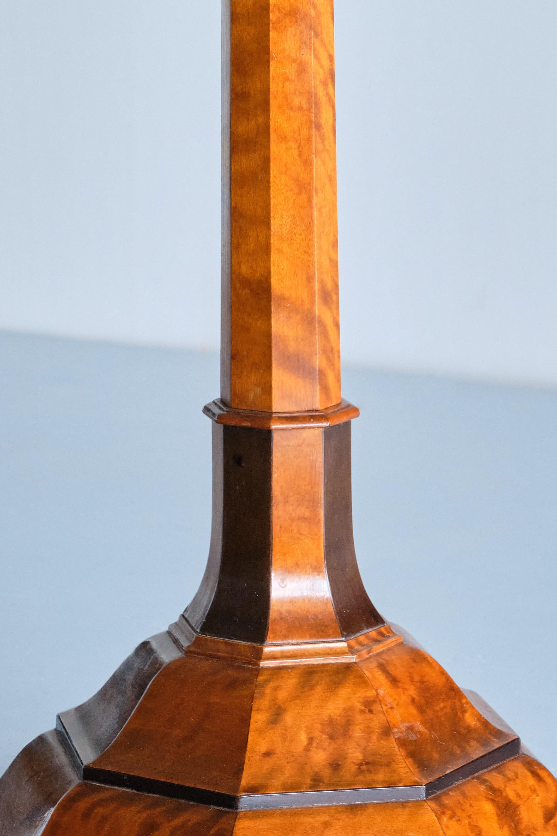Début du 20ème siècle Exceptionnel lampadaire Grace suédois en bouleau avec pieds en pattes sculptés, années 1920 en vente