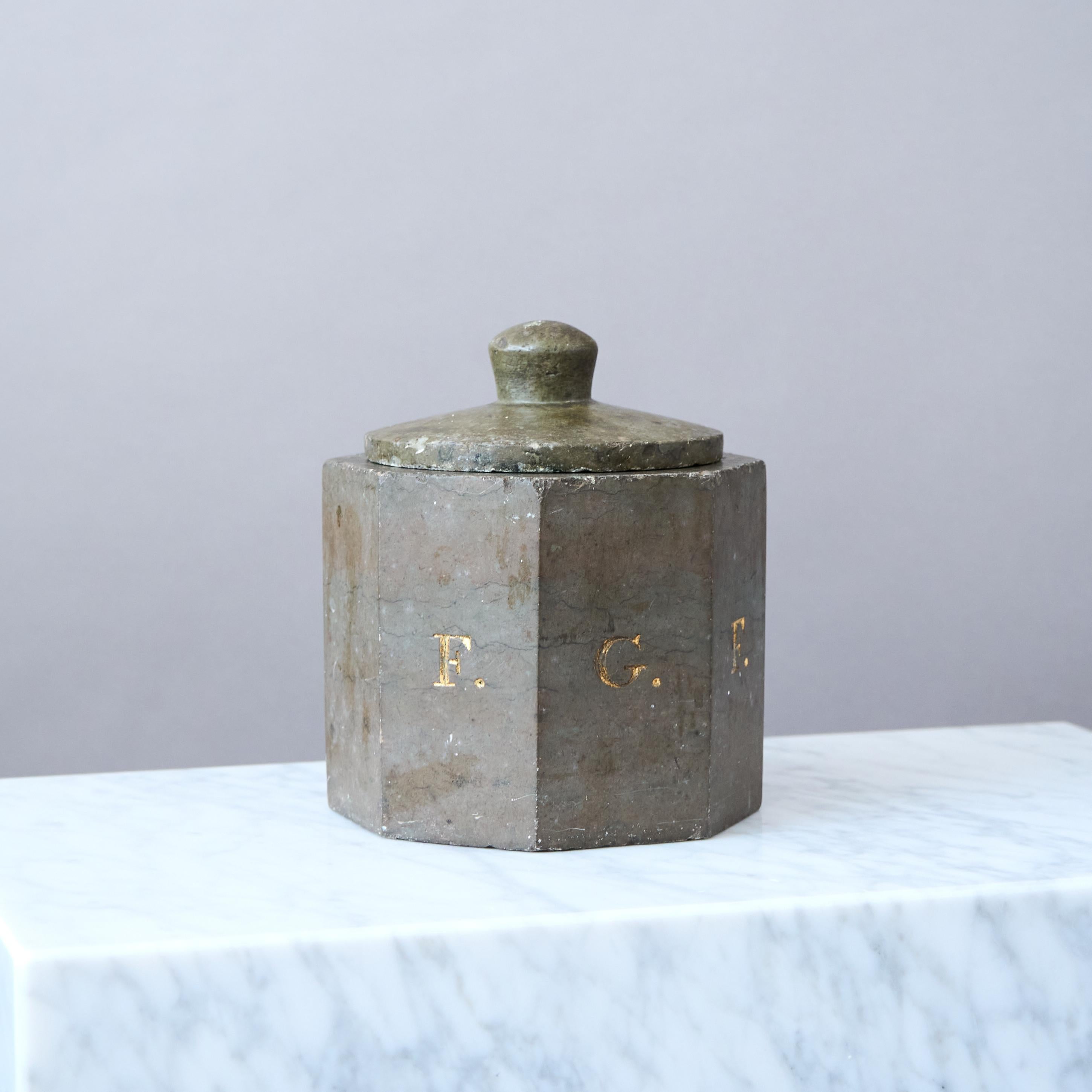 Exceptionnelle boîte suédoise en pierre calcaire du 19e siècle en vente 2