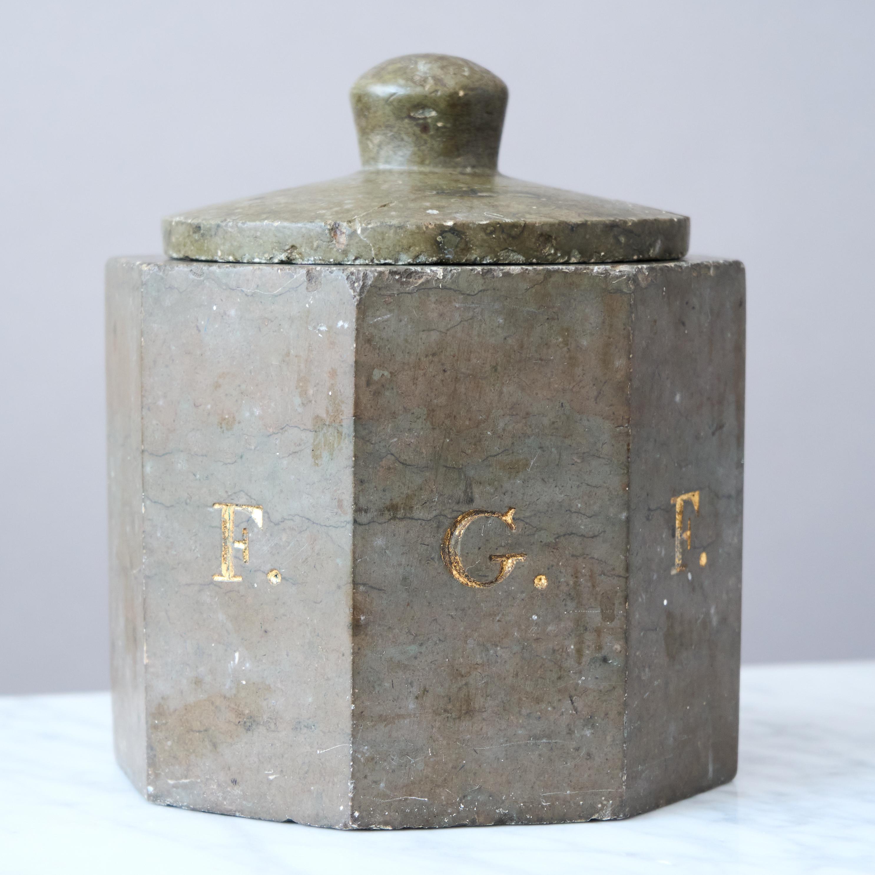 Sculpté Exceptionnelle boîte suédoise en pierre calcaire du 19e siècle en vente