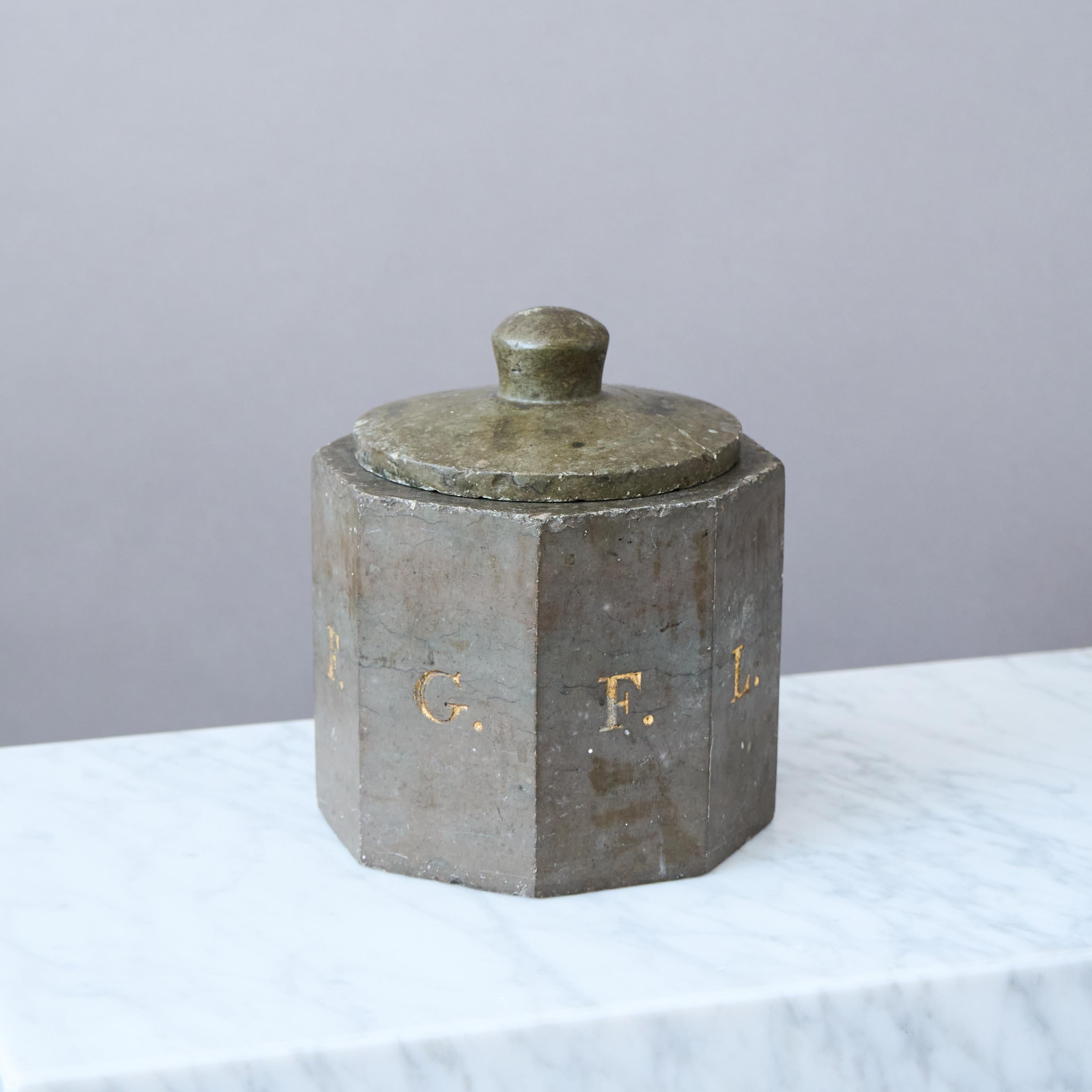 Exceptionnelle boîte suédoise en pierre calcaire du 19e siècle Bon état - En vente à Malmö, SE