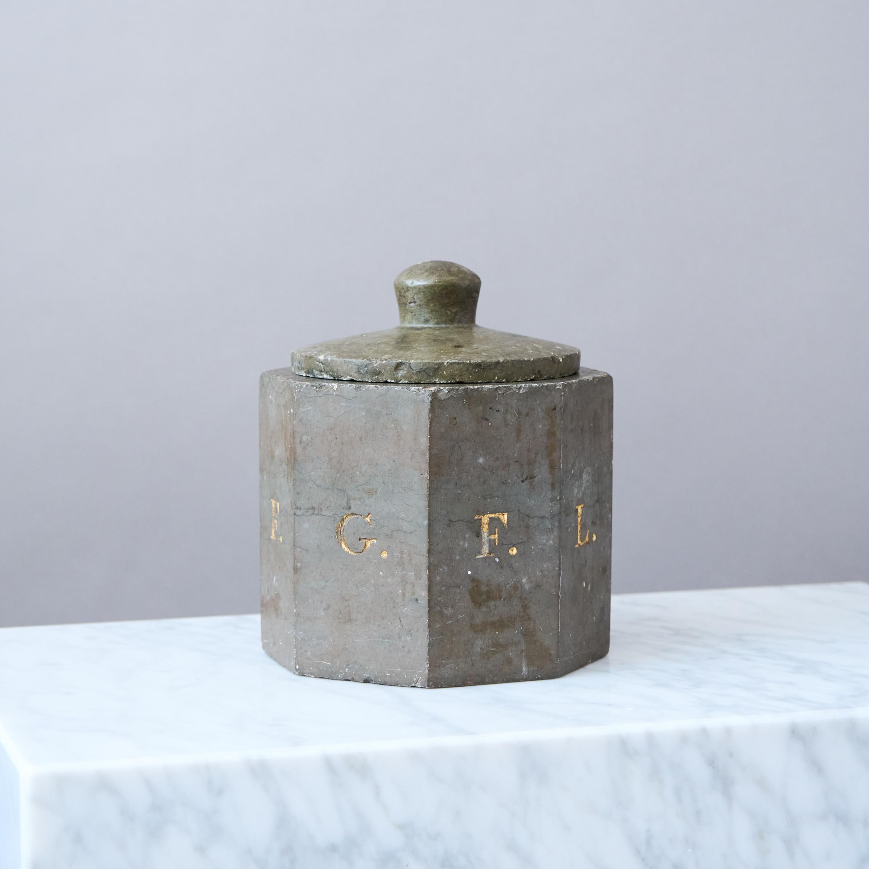 XIXe siècle Exceptionnelle boîte suédoise en pierre calcaire du 19e siècle en vente