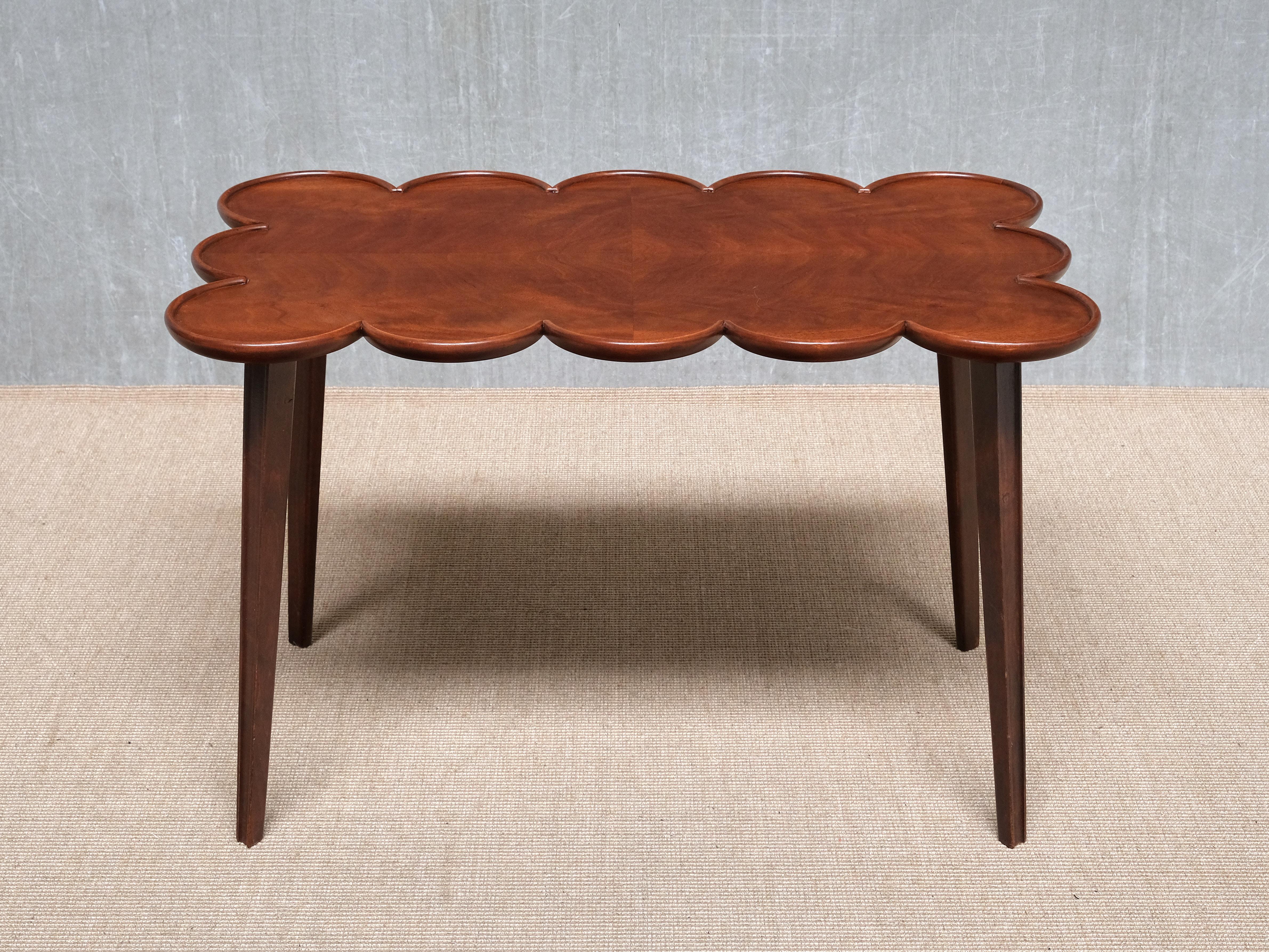 Cette exceptionnelle table basse / d'appoint a été fabriquée par un maître ébéniste suédois dans les années 1940. Le plateau sculptural ressemble étrangement aux premières œuvres de Josef Franks pour Haus & Garten, ce qui indique un lien potentiel