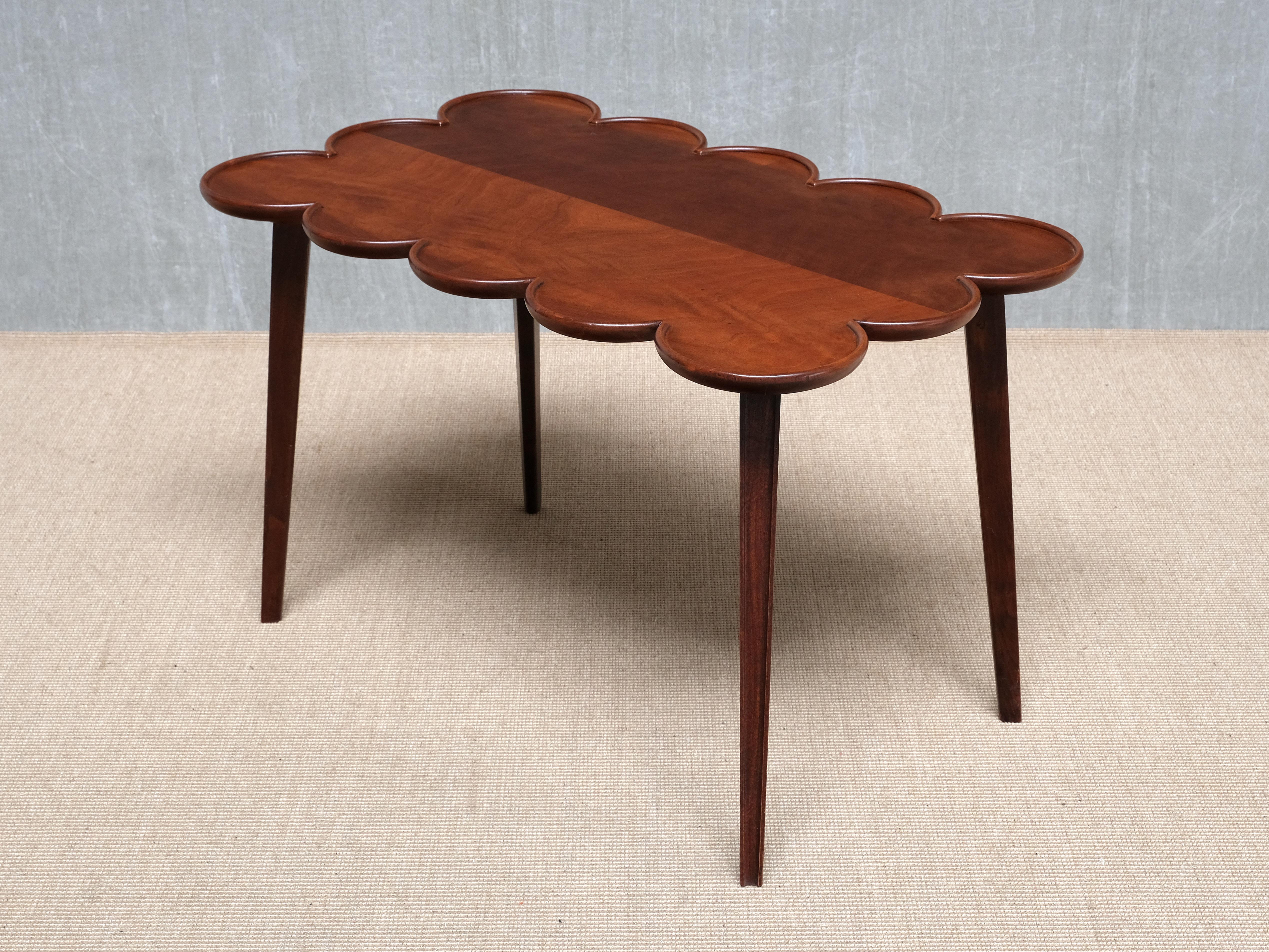 Scandinave moderne Exceptionnelle table basse / table d'appoint suédoise moderne en acajou en forme de nuage, années 1940 en vente