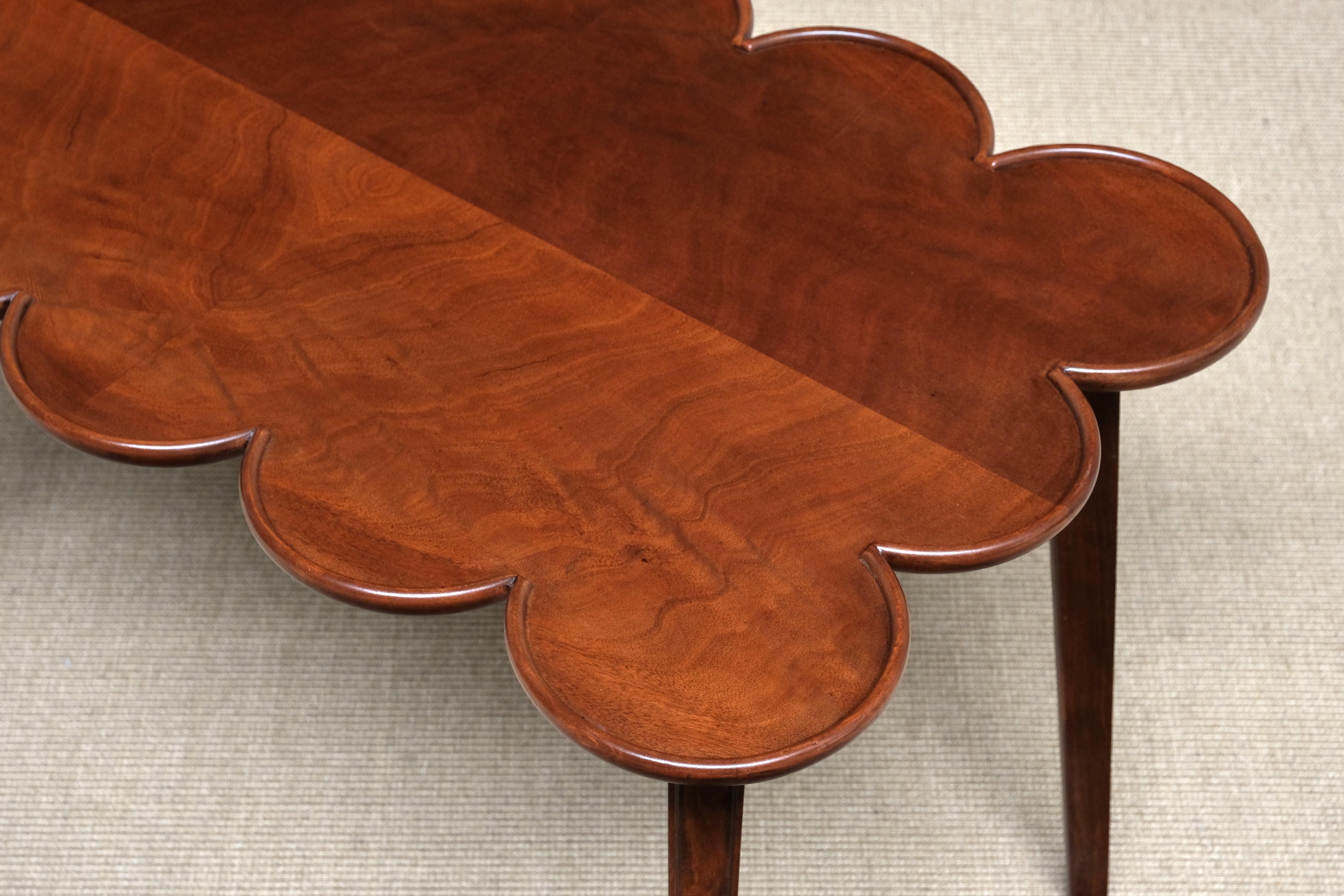 Milieu du XXe siècle Exceptionnelle table basse / table d'appoint suédoise moderne en acajou en forme de nuage, années 1940 en vente