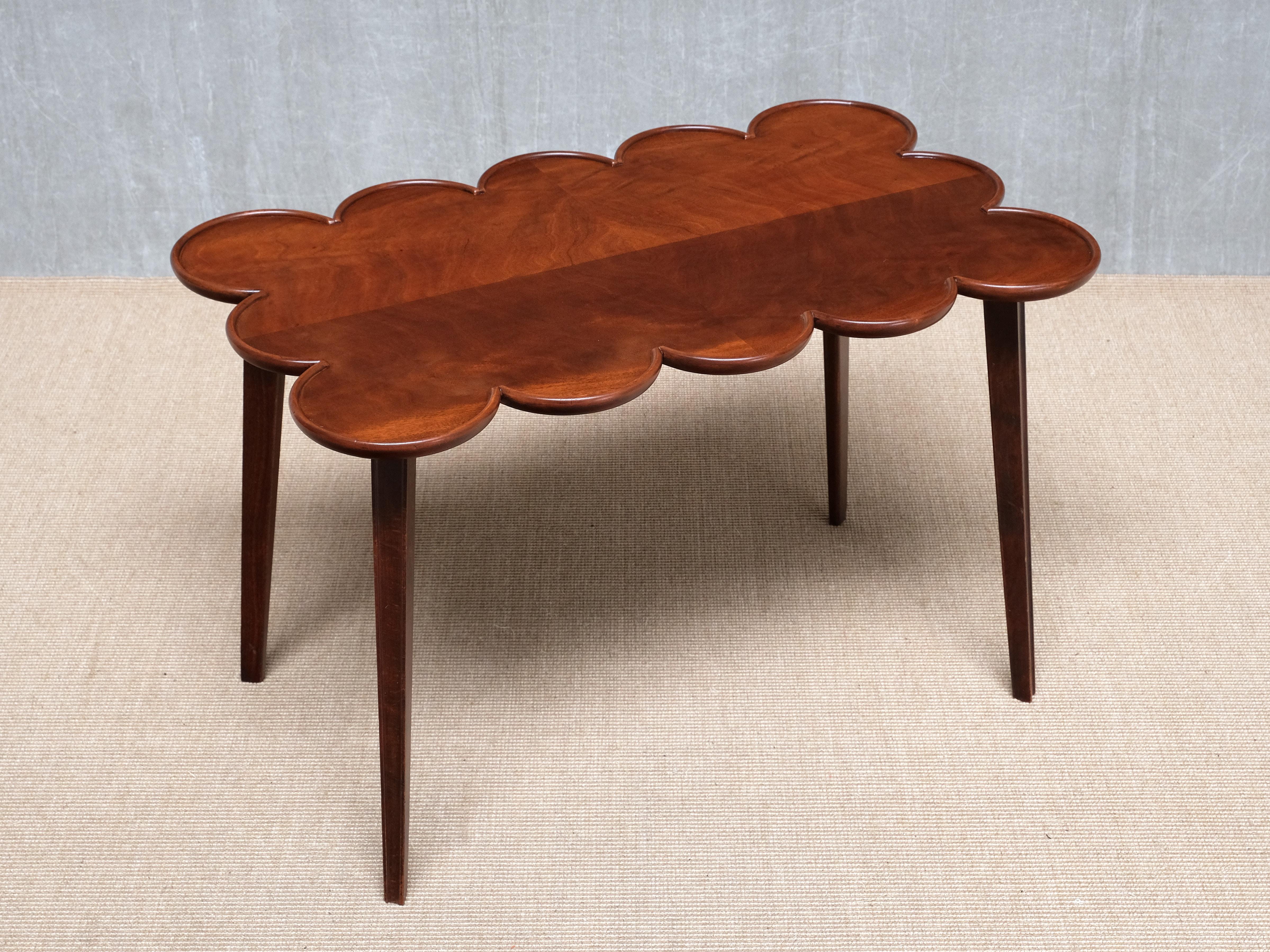 Exceptionnelle table basse / table d'appoint suédoise moderne en acajou en forme de nuage, années 1940 en vente 1