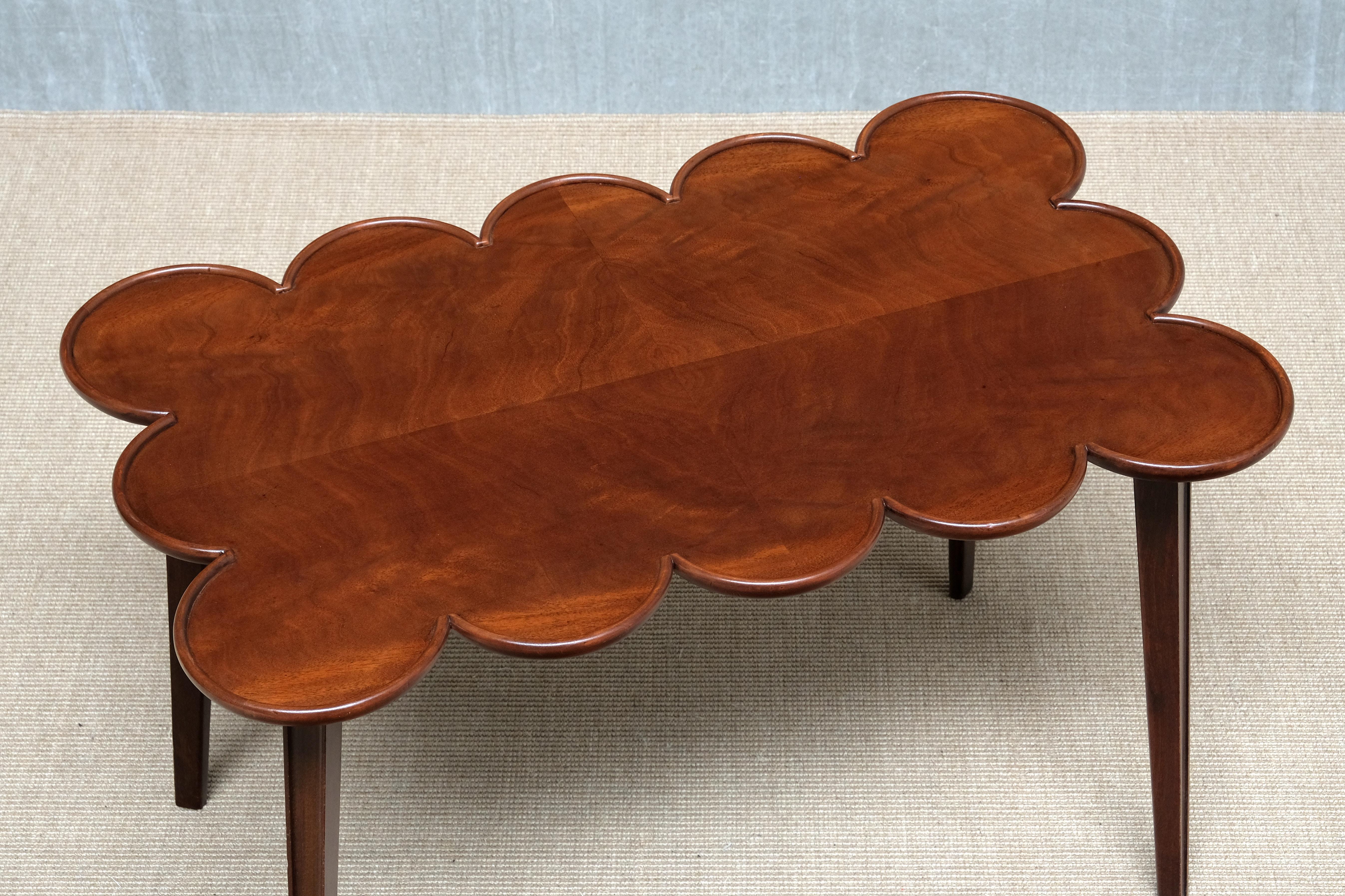 Exceptionnelle table basse / table d'appoint suédoise moderne en acajou en forme de nuage, années 1940 en vente 2
