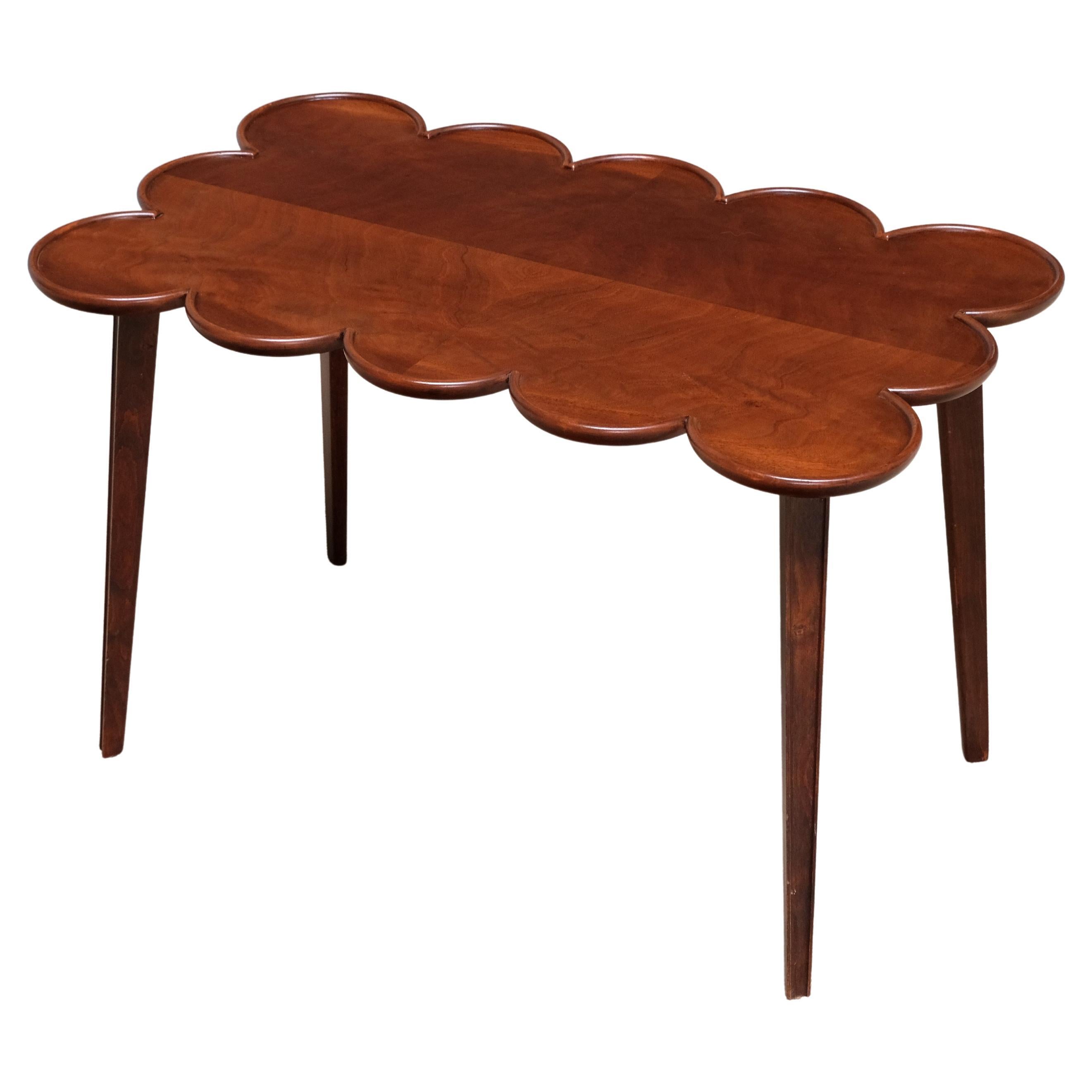 Exceptionnelle table basse / table d'appoint suédoise moderne en acajou en forme de nuage, années 1940 en vente