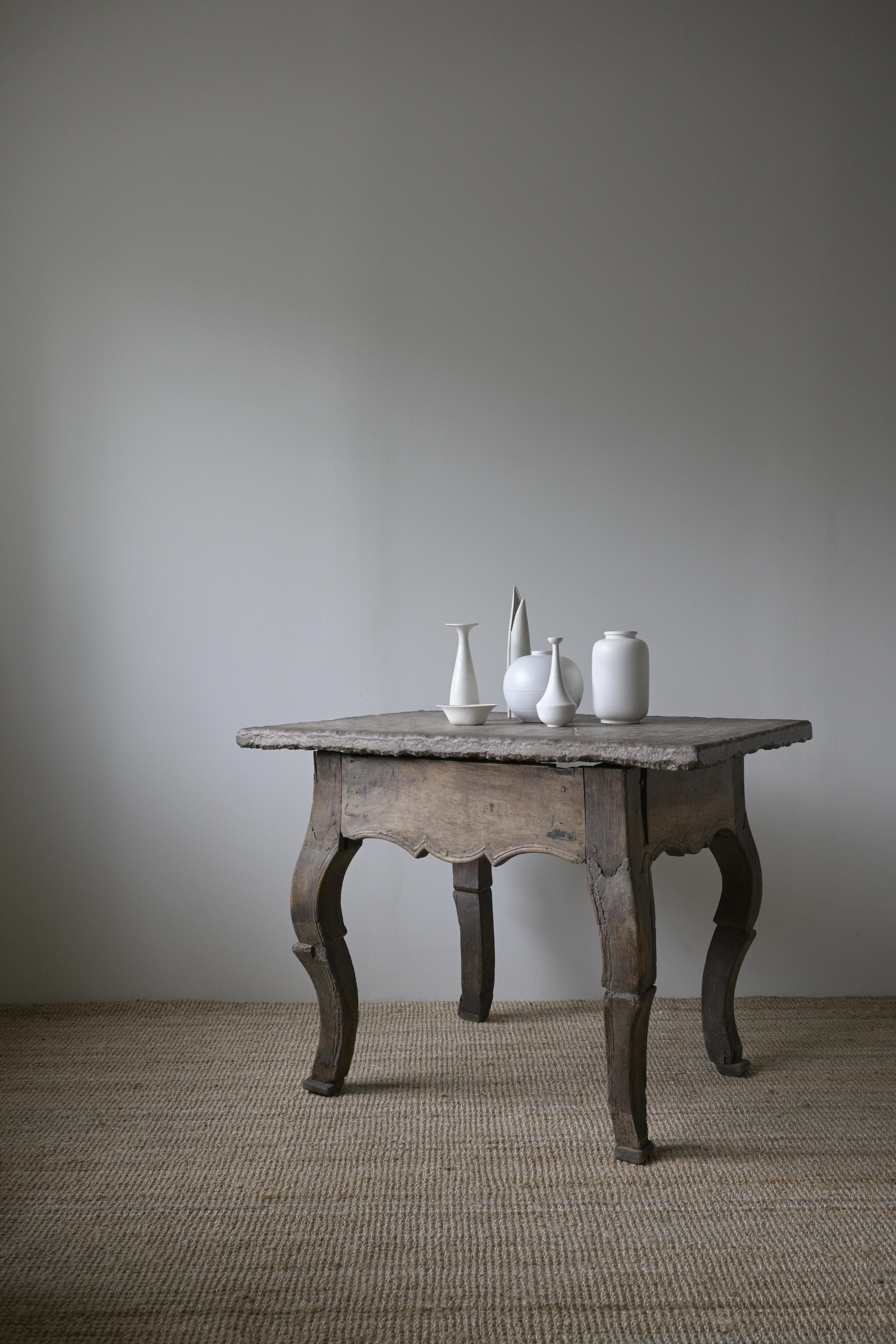 Sculpté Exceptionnelle table rococo suédoise en pierre, vers 1770 en vente