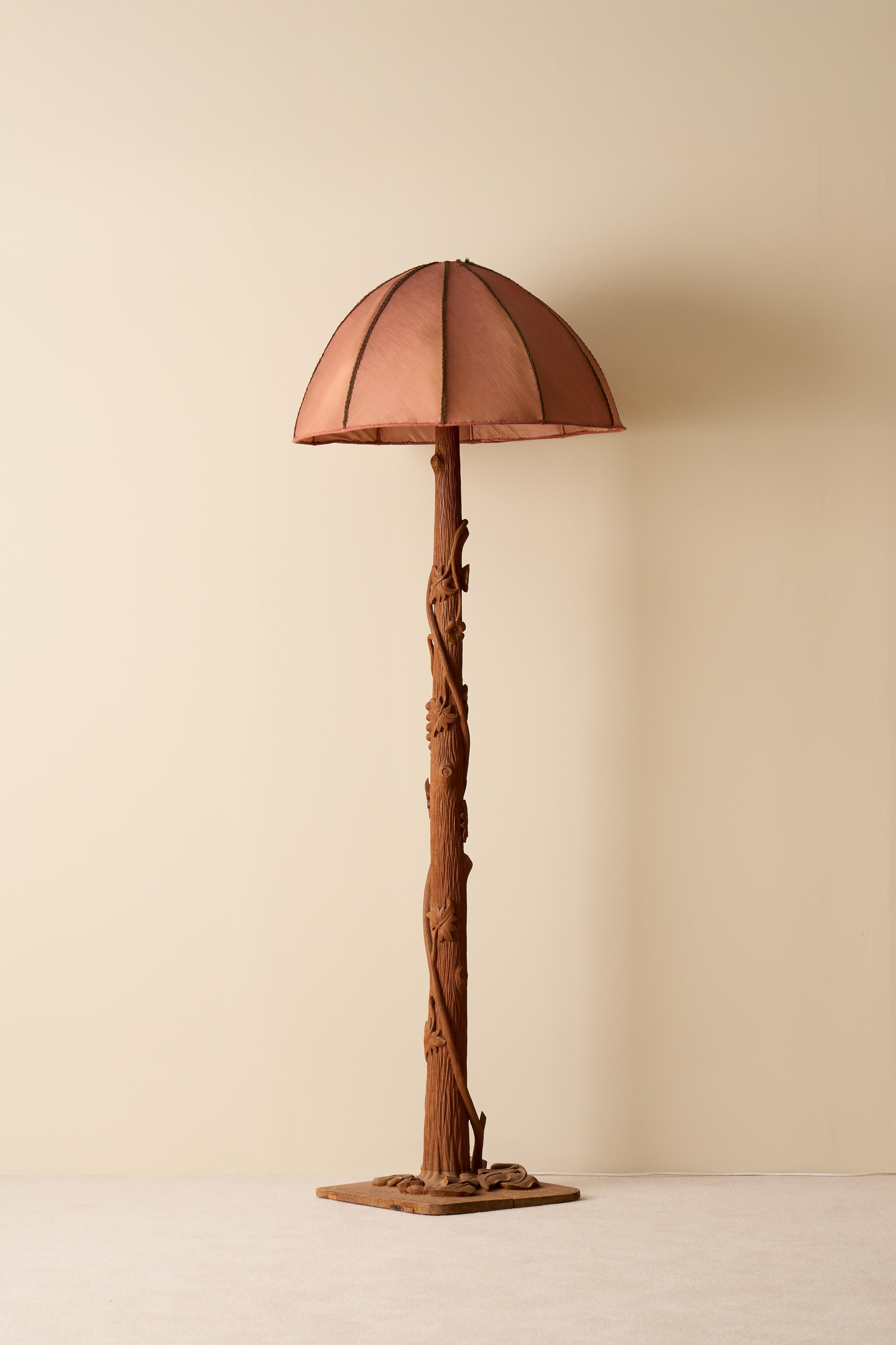 Exceptional Swedish Teak Floor Lamp from the 1930s.
This unique Swedish floor lamp from the 1930s masterfully combines sculptural craftsmanship with functional elegance. Crafted from solid teak, the lamp features a beautifully carved stem adorned
