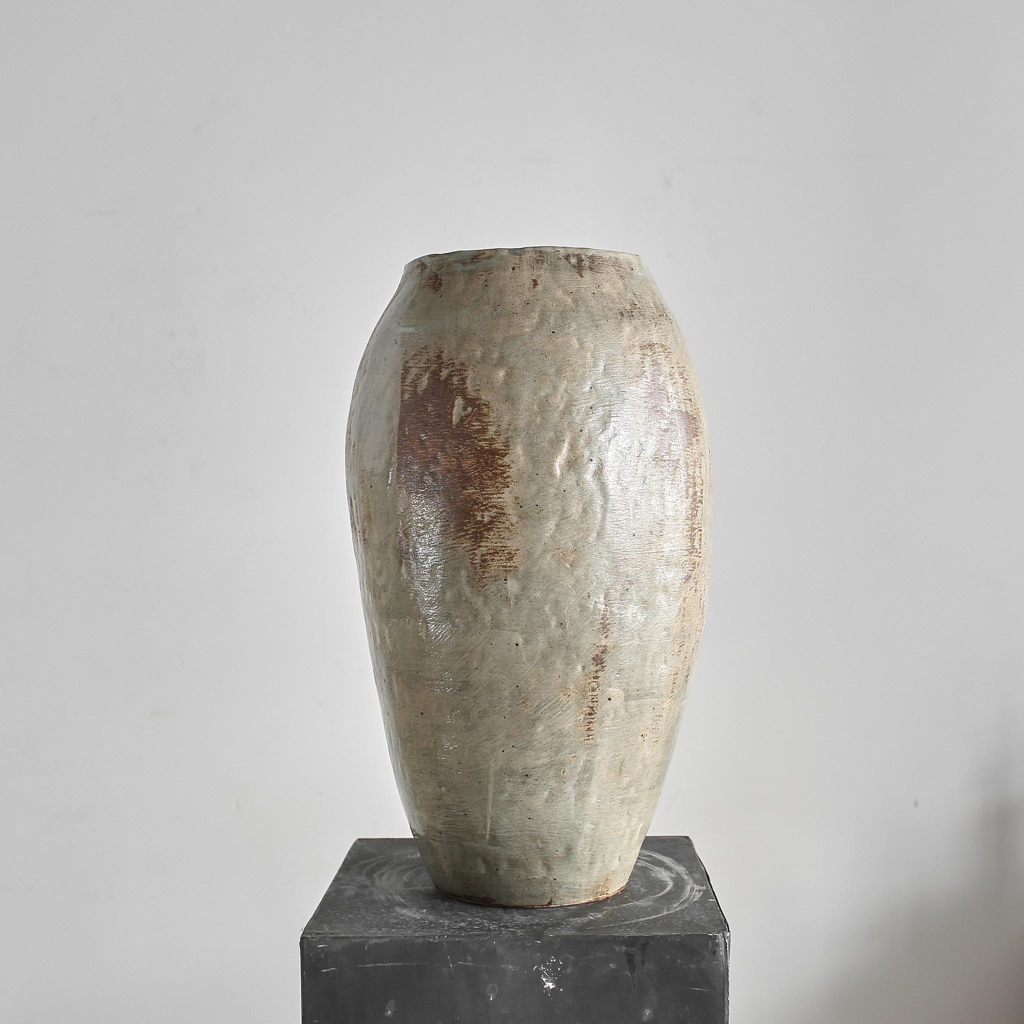Japonais Exceptionnel grand vase/plat de studio japonais des années 50 cuit à la main en vente