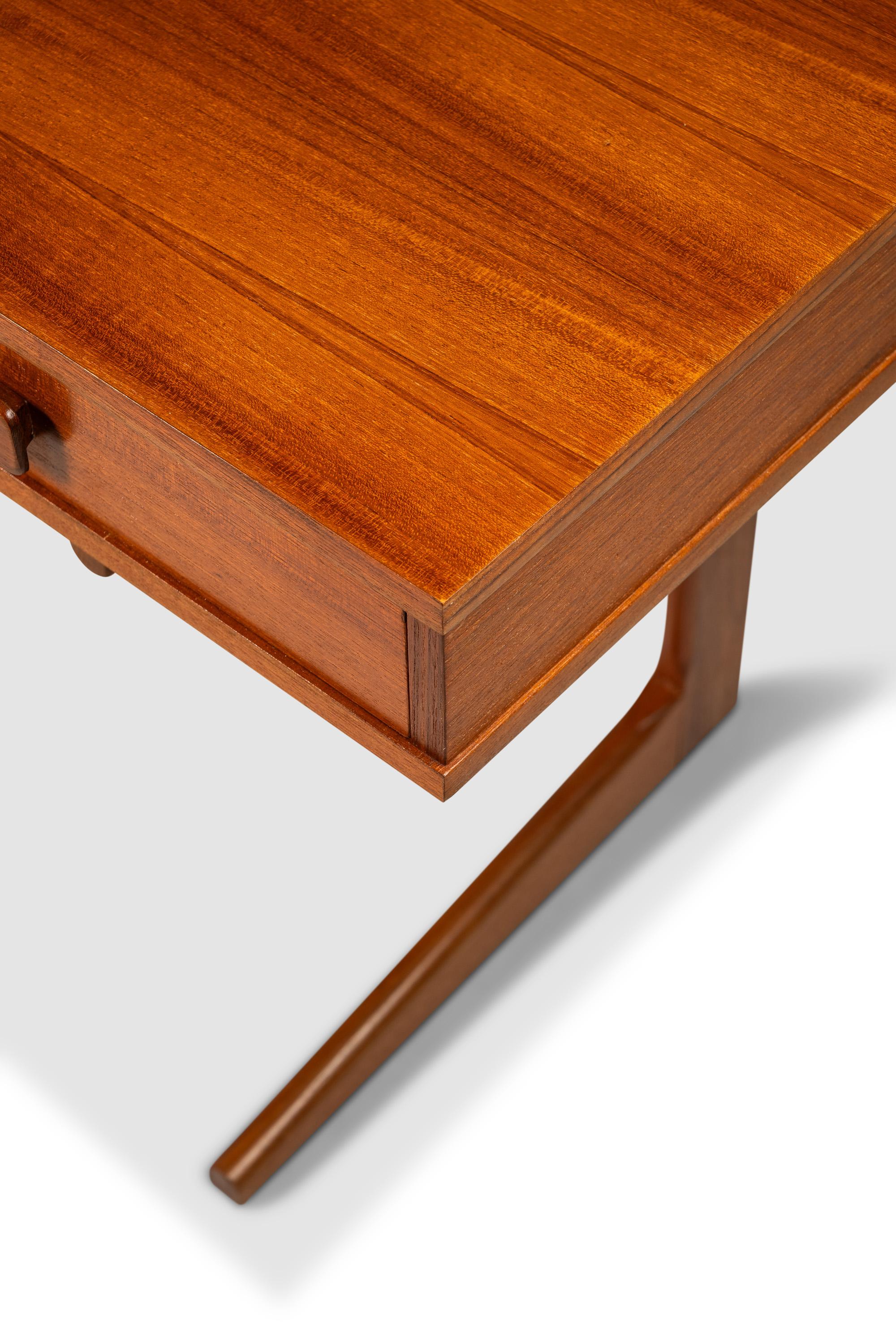 Exceptionnel bureau de direction en teck en porte-à-faux par Georg Petersens, Danemark, années 1960 en vente 7