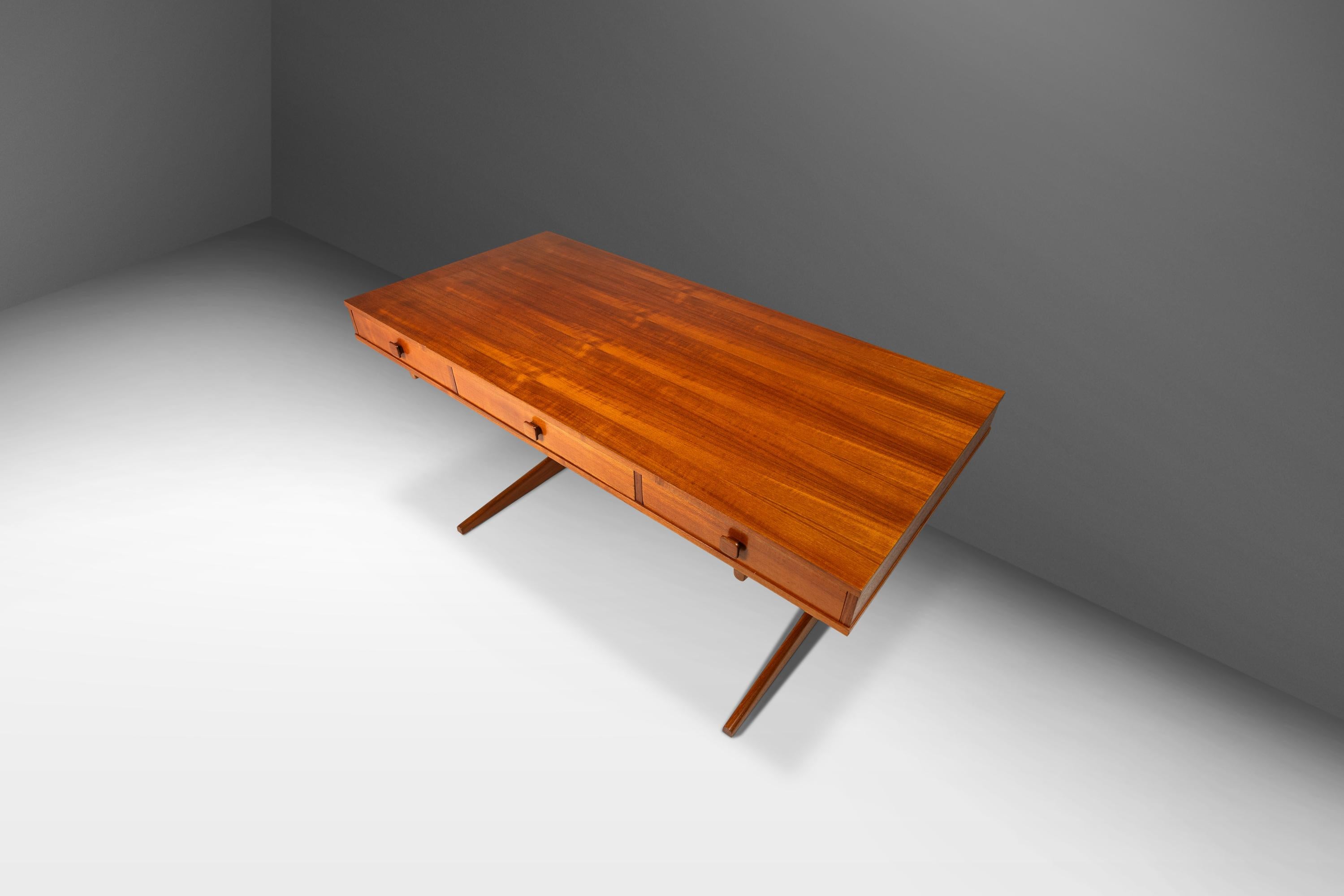 Ce remarquable bureau de direction en porte-à-faux de Georg Petersens incarne la simplicité raffinée du design moderne danois des années 1960. Fabriqué en teck massif, ce bureau met en valeur les tons chauds et mielleux du bois et son grain exquis,