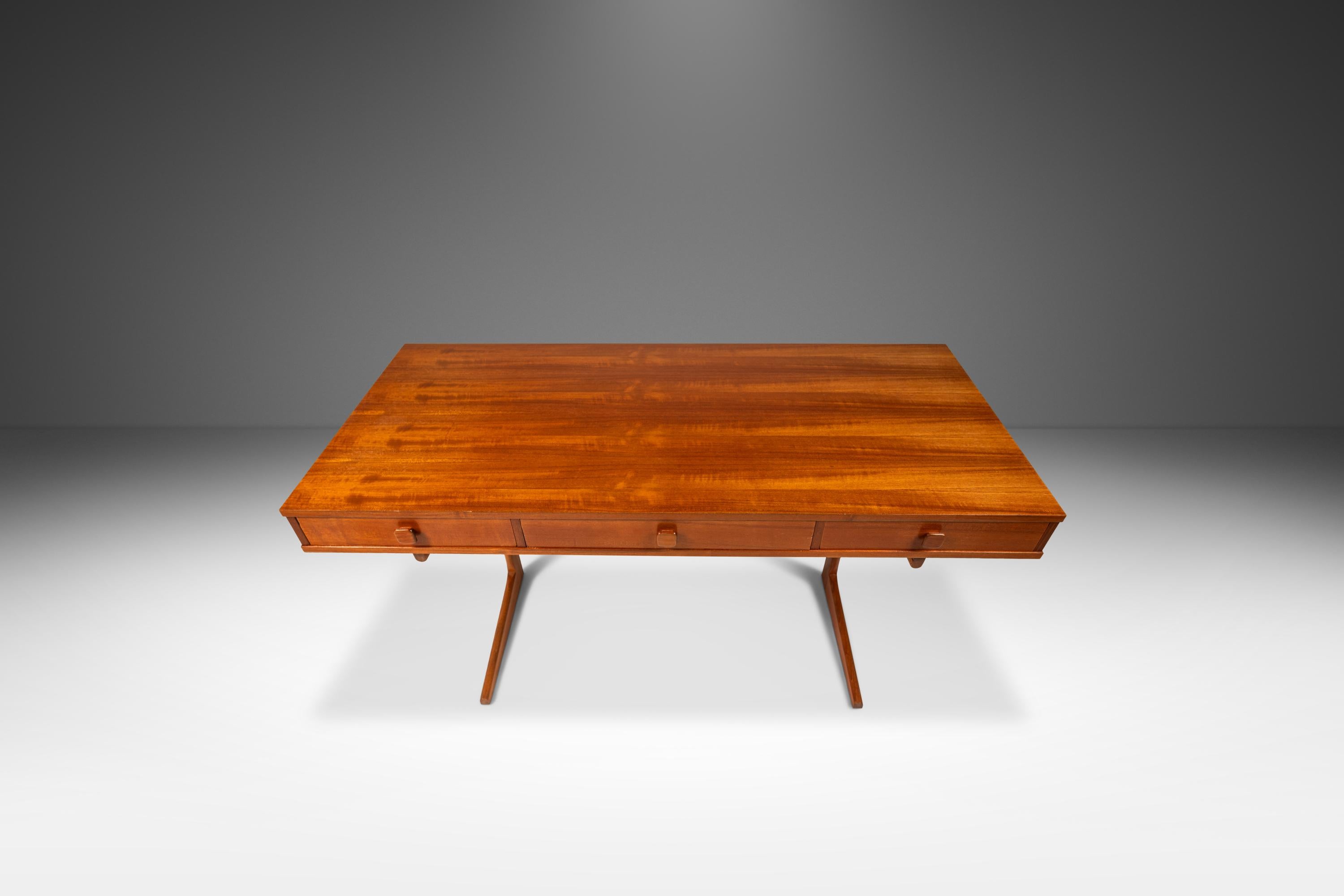 Mid-Century Modern Exceptionnel bureau de direction en teck en porte-à-faux par Georg Petersens, Danemark, années 1960 en vente