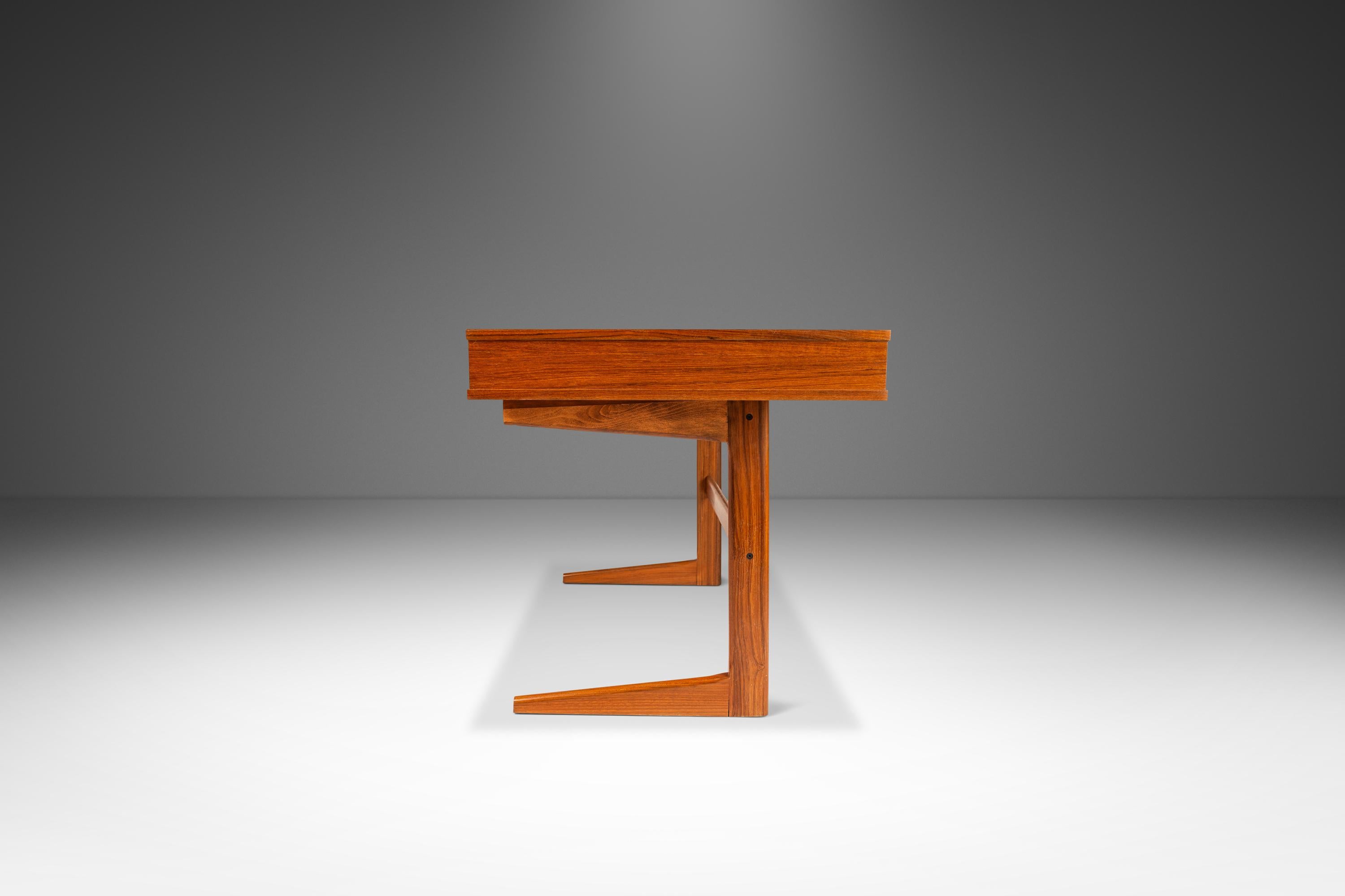 Danois Exceptionnel bureau de direction en teck en porte-à-faux par Georg Petersens, Danemark, années 1960 en vente
