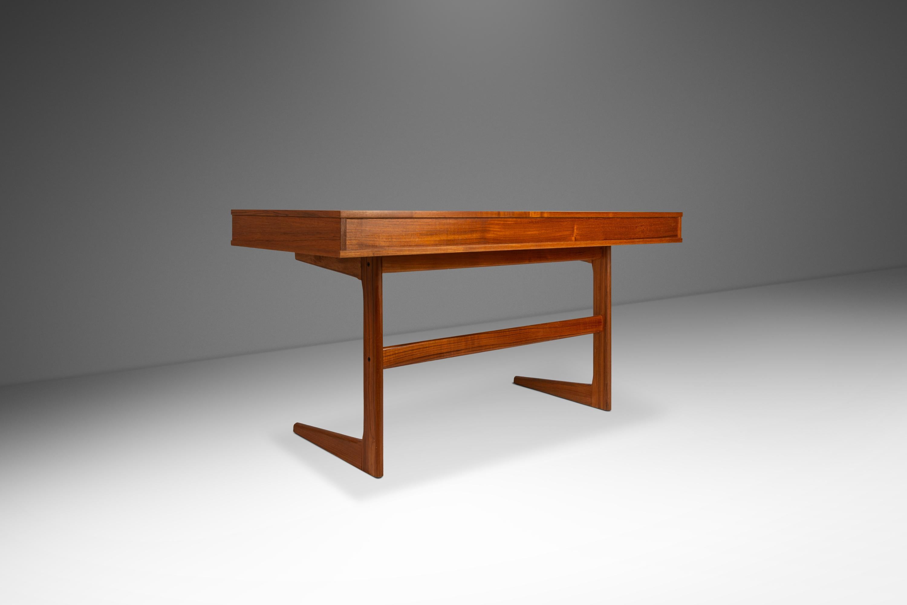 Exceptionnel bureau de direction en teck en porte-à-faux par Georg Petersens, Danemark, années 1960 Bon état - En vente à Deland, FL
