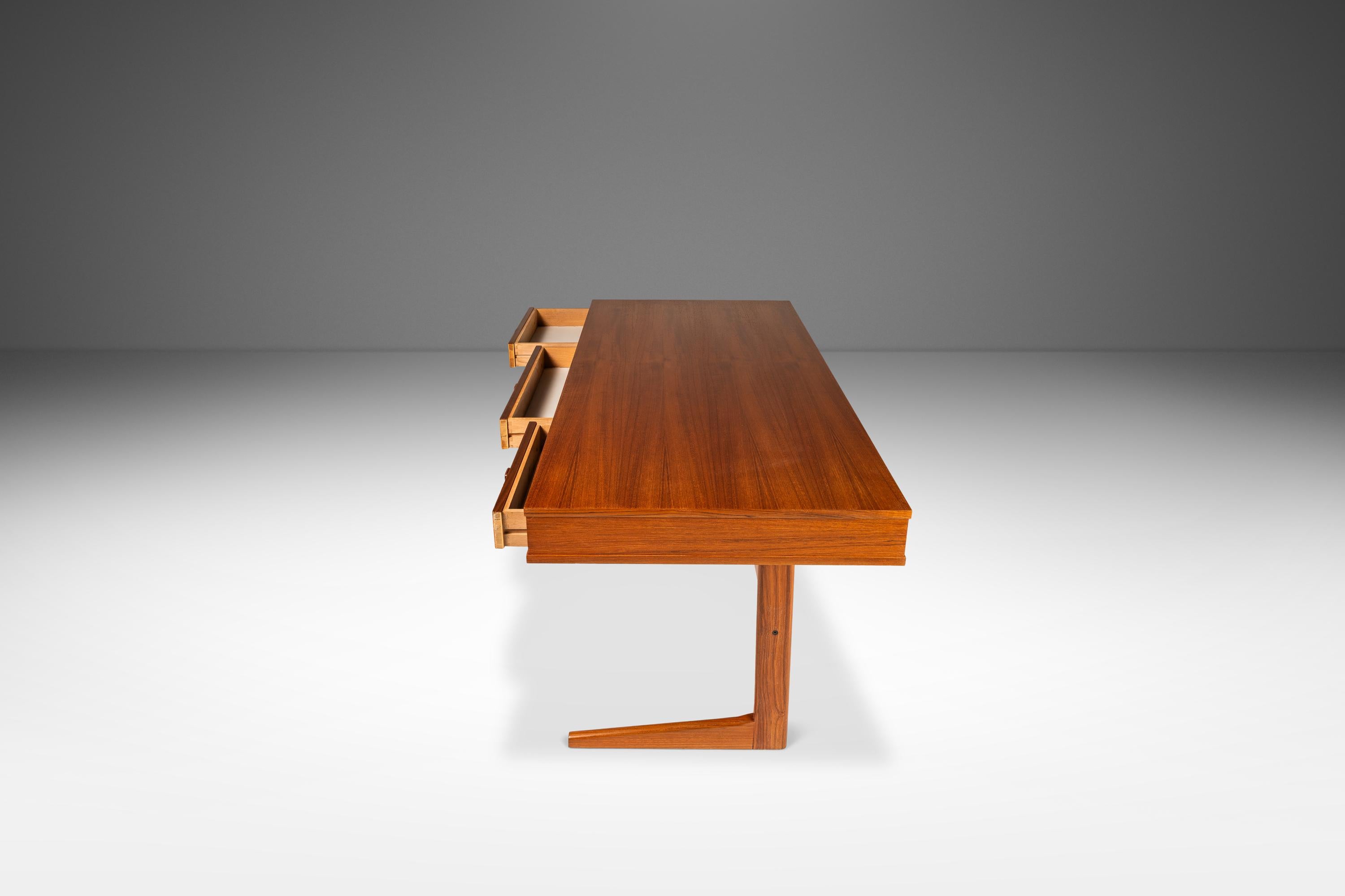 Milieu du XXe siècle Exceptionnel bureau de direction en teck en porte-à-faux par Georg Petersens, Danemark, années 1960 en vente