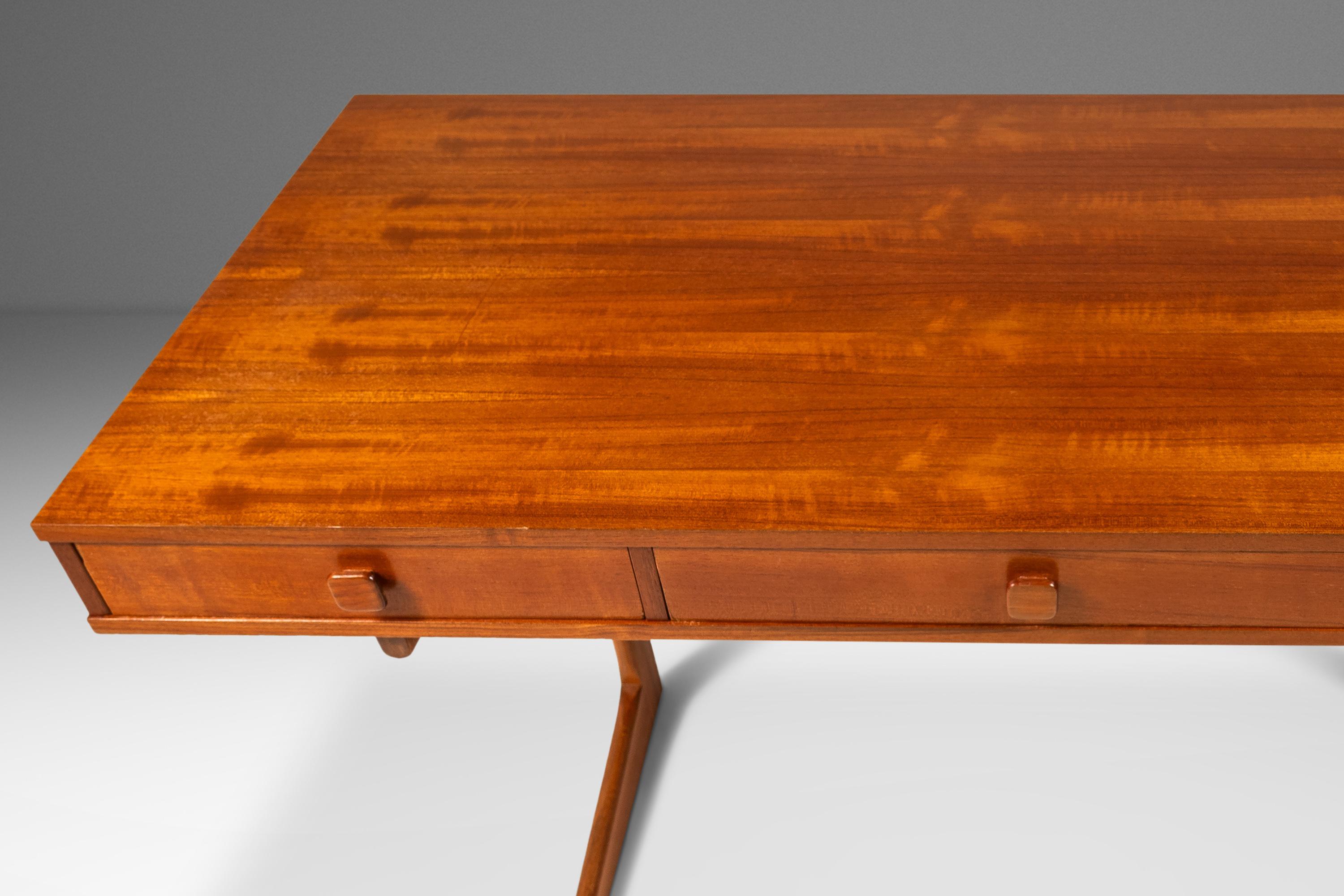 Teck Exceptionnel bureau de direction en teck en porte-à-faux par Georg Petersens, Danemark, années 1960 en vente