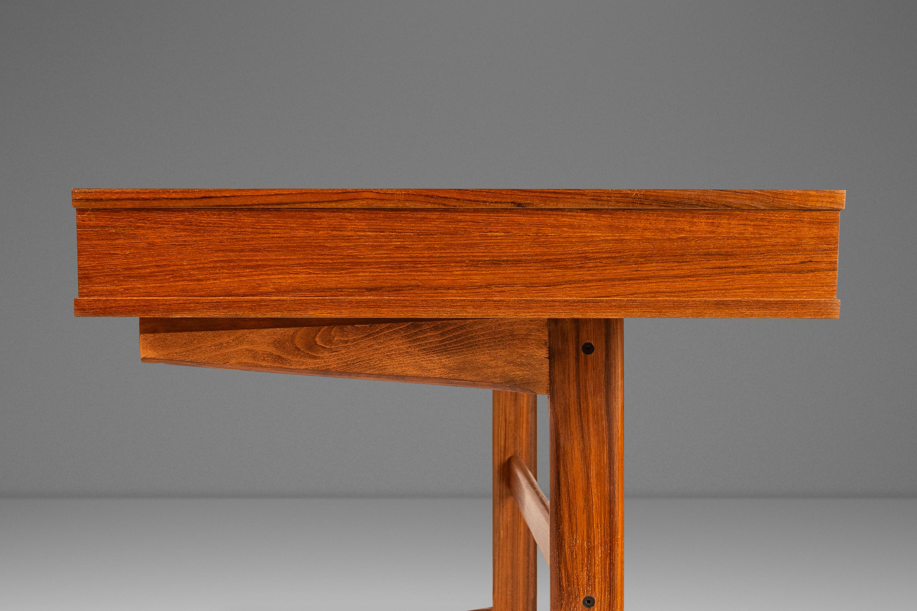 Exceptionnel bureau de direction en teck en porte-à-faux par Georg Petersens, Danemark, années 1960 en vente 2