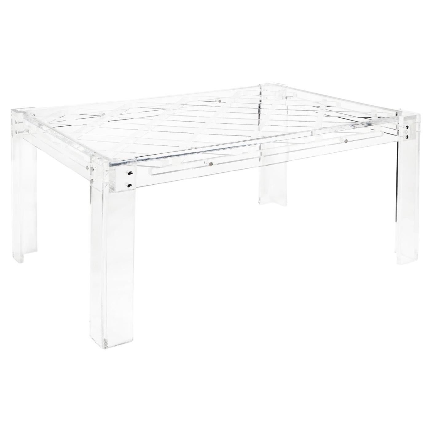 Exceptionnelle table de salle à manger en lucite épaisse au design croisé des années 1970