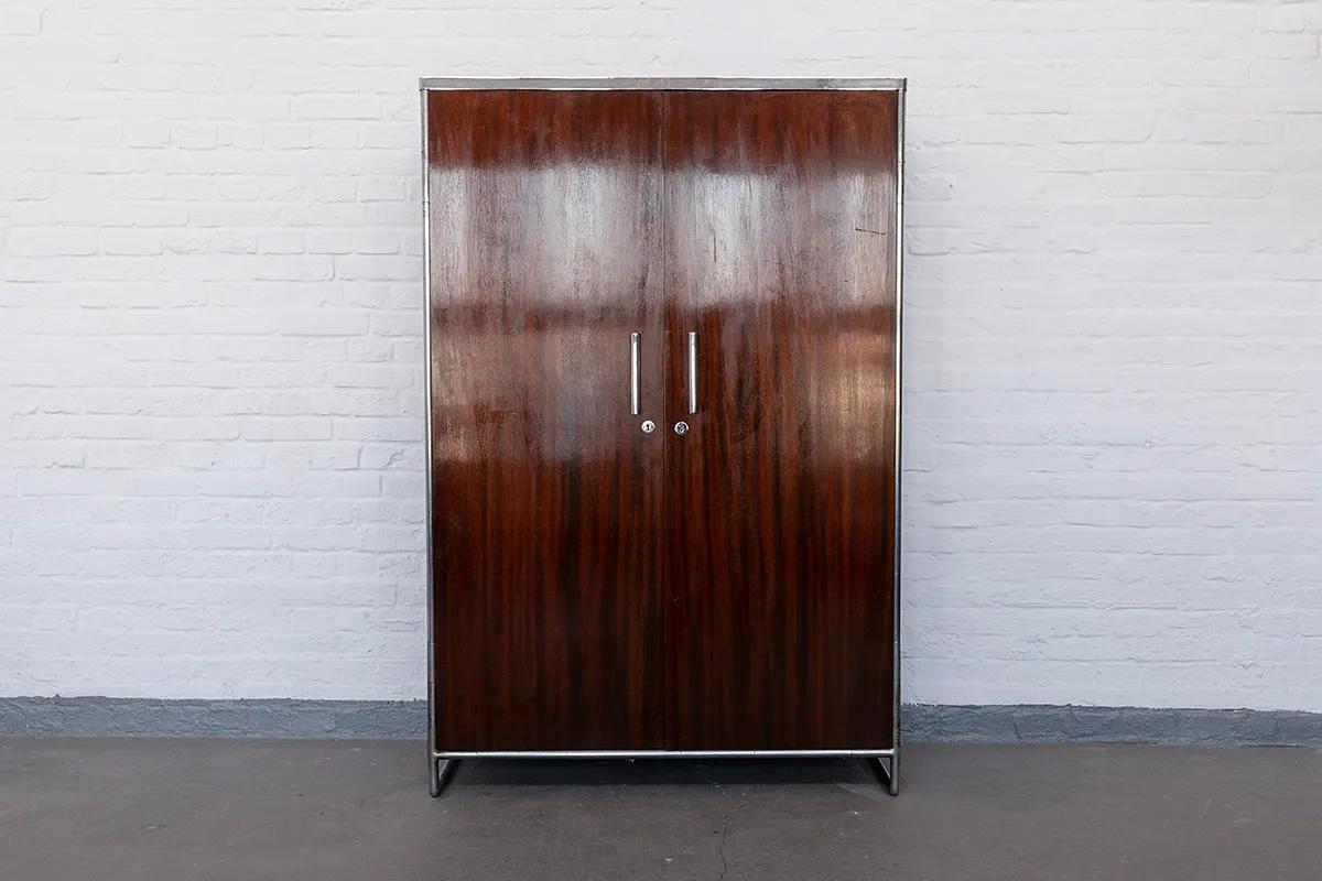 Dieser seltene und außergewöhnlich gut erhaltene Bauhaus-Schrank wurde vom Architekten und Möbeldesigner John Hageman für Thonet-Mundus entworfen und um 1930 in den renommierten Frankenberger Werkstätten des Unternehmens hergestellt. Hageman ist vor