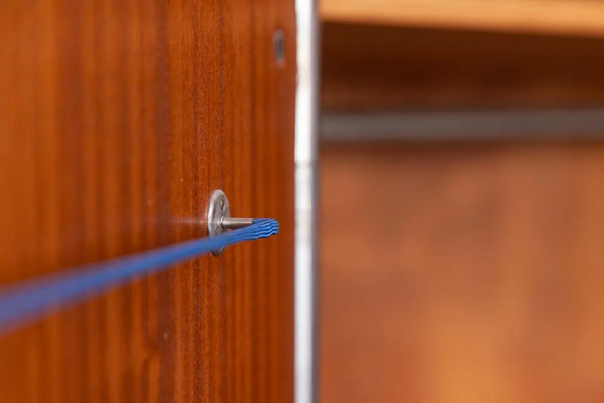 Außergewöhnlicher Thonet Bauhaus Kleiderschrank, Luxusausführung in Mahagoni im Zustand „Gut“ im Angebot in Berlin, DE