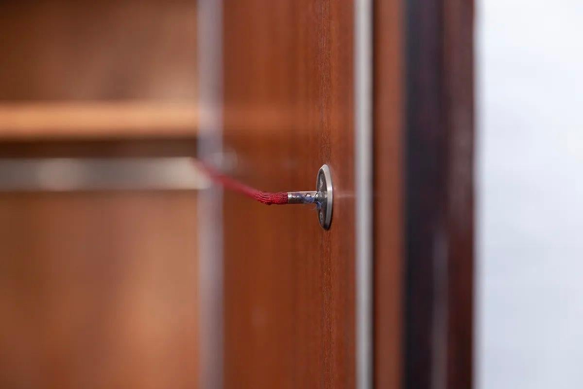 Außergewöhnlicher Thonet Bauhaus Kleiderschrank, Luxusausführung in Mahagoni (Mitte des 20. Jahrhunderts) im Angebot