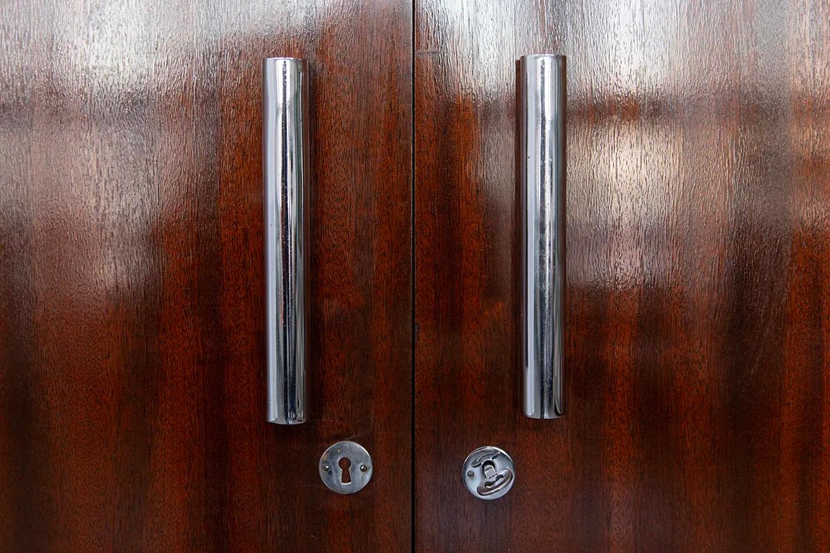 Außergewöhnlicher Thonet Bauhaus Kleiderschrank, Luxusausführung in Mahagoni (Stahl) im Angebot