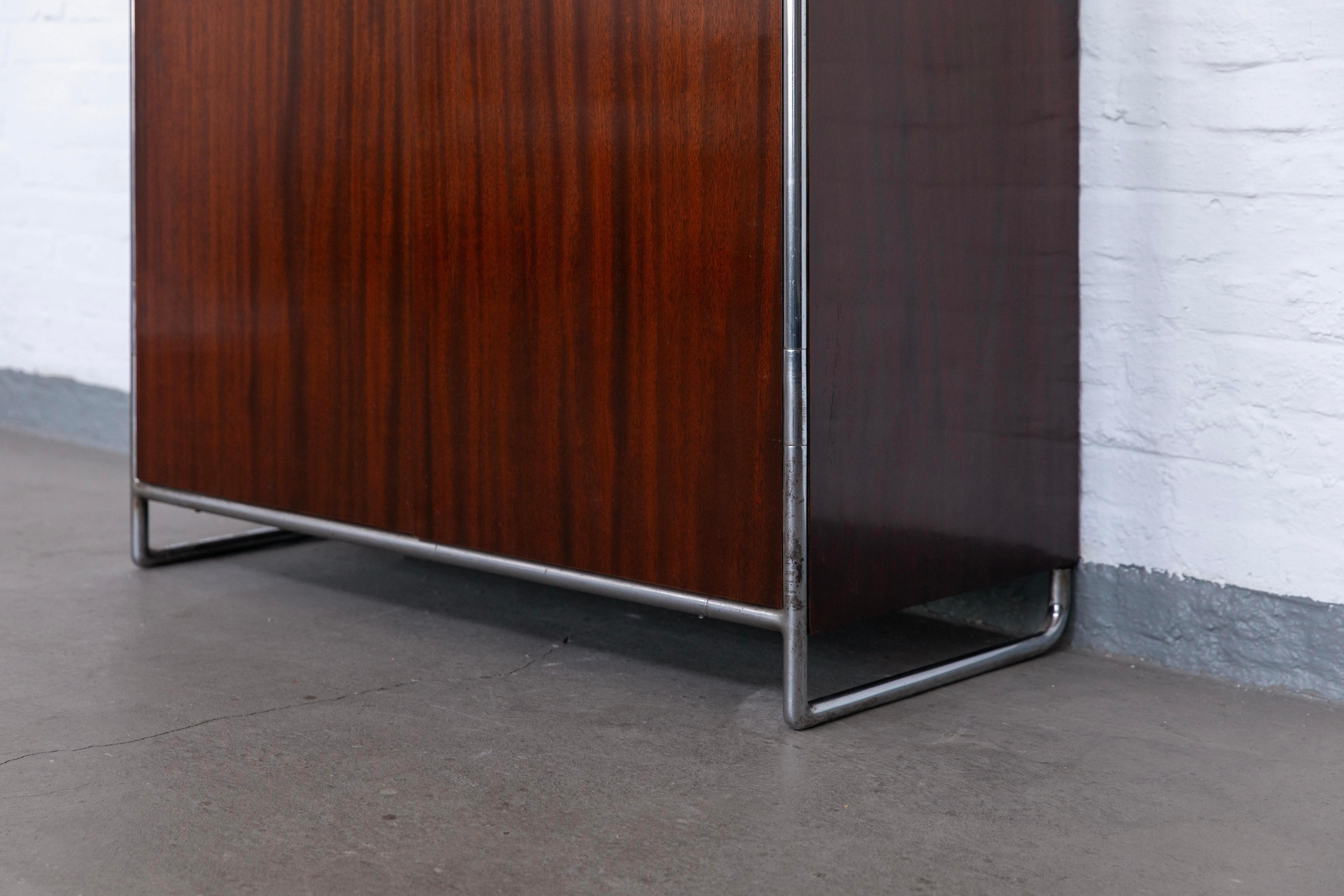 Außergewöhnlicher Thonet Bauhaus Kleiderschrank, Luxusausführung in Mahagoni im Angebot 1