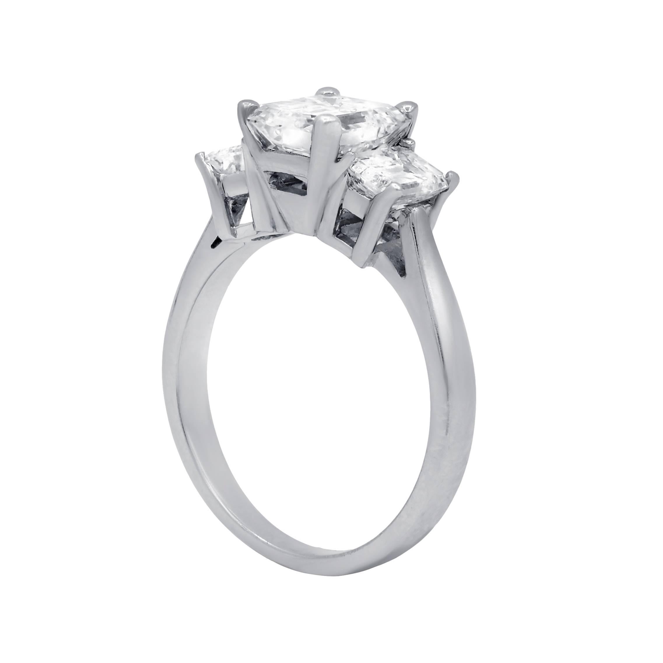 Emerald Cut Exceptional Three stone emerald cut diamond ring For Sale