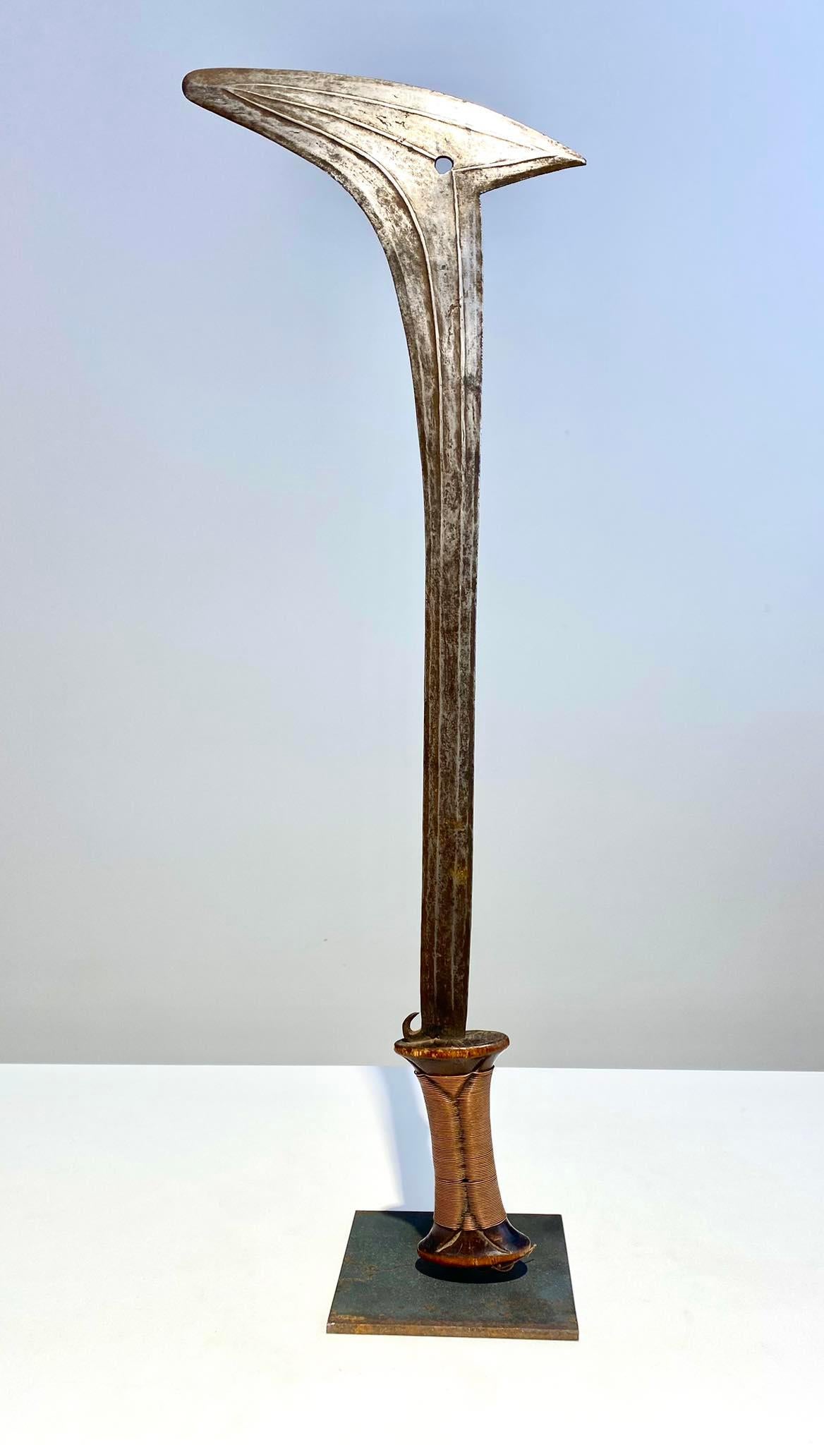For sale at Art Gallery Decoster Belgium :
Ancient and Exceptional Throwing Knife of the Gbaya people of South / Bumali / Njem
Tribe : Gbaya / Njem / Bumali
Region: Central African Republic / Congo
Length = 65 cm
Period: 19th century
