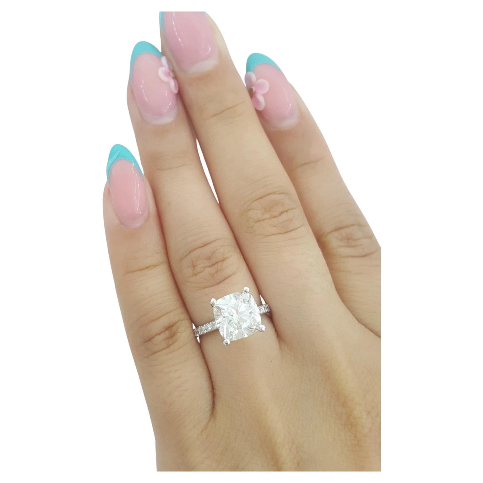 Exceptionnel Tiffany & Co. Bague Novo en platine 3,18 ct de diamant taillé en coussin Excellent état - En vente à Chicago, IL